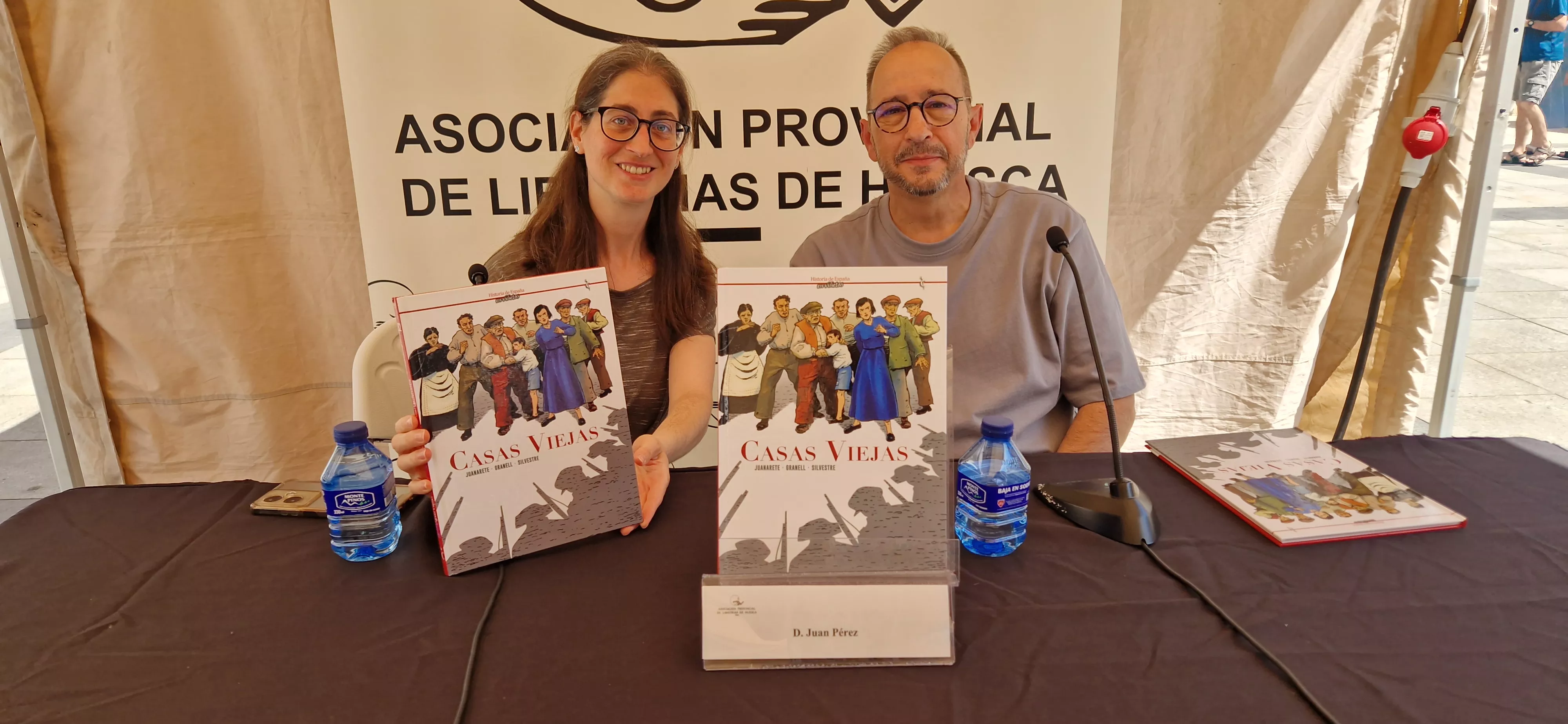 Cristinta Hombrados y Juan Pérez. Feria del Libro de Huesca sábado 30 de mayo. Foto Myriam Martínez