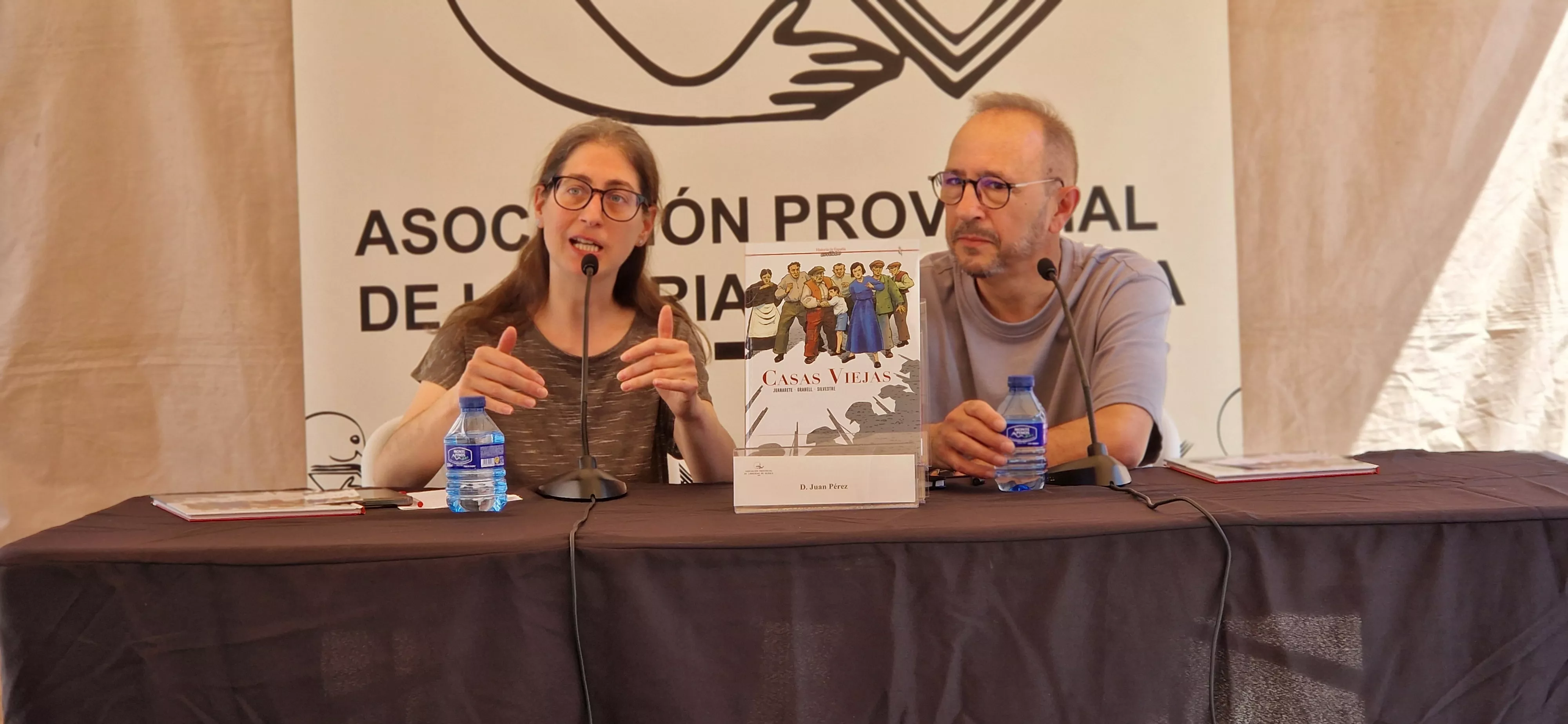 Cristinta Hombrados y Juan Pérez. Feria del Libro de Huesca sábado 30 de mayo. Foto Myriam Martínez