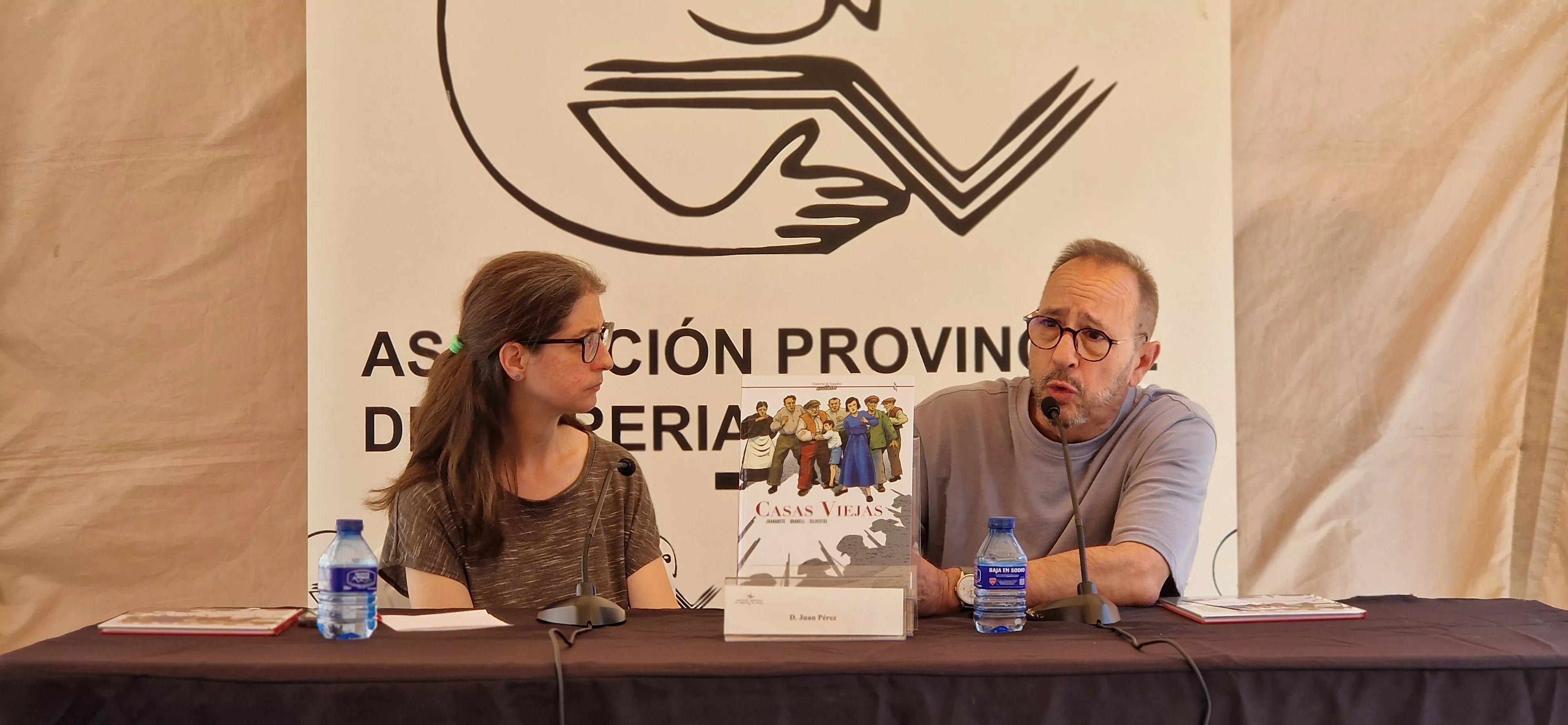 Cristinta Hombrados y Juan Pérez. Feria del Libro de Huesca sábado 30 de mayo. Foto Myriam Martínez