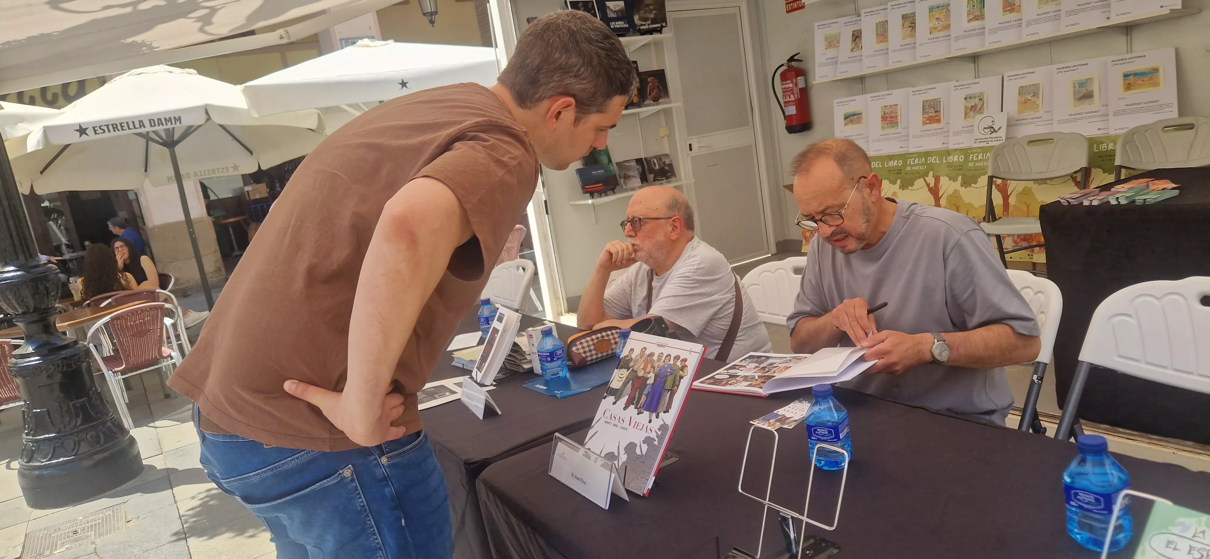 Juan Pérez, firmando ejemplares en la Feria del Libro de Huesca sábado 30 de mayo. Foto Myriam Martínez