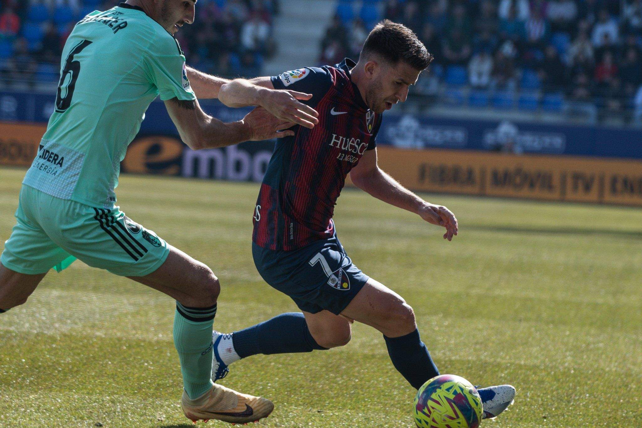 Gerard Valentín conduce un balón en el encuentro ante el Granada. Foto: SD Huesca