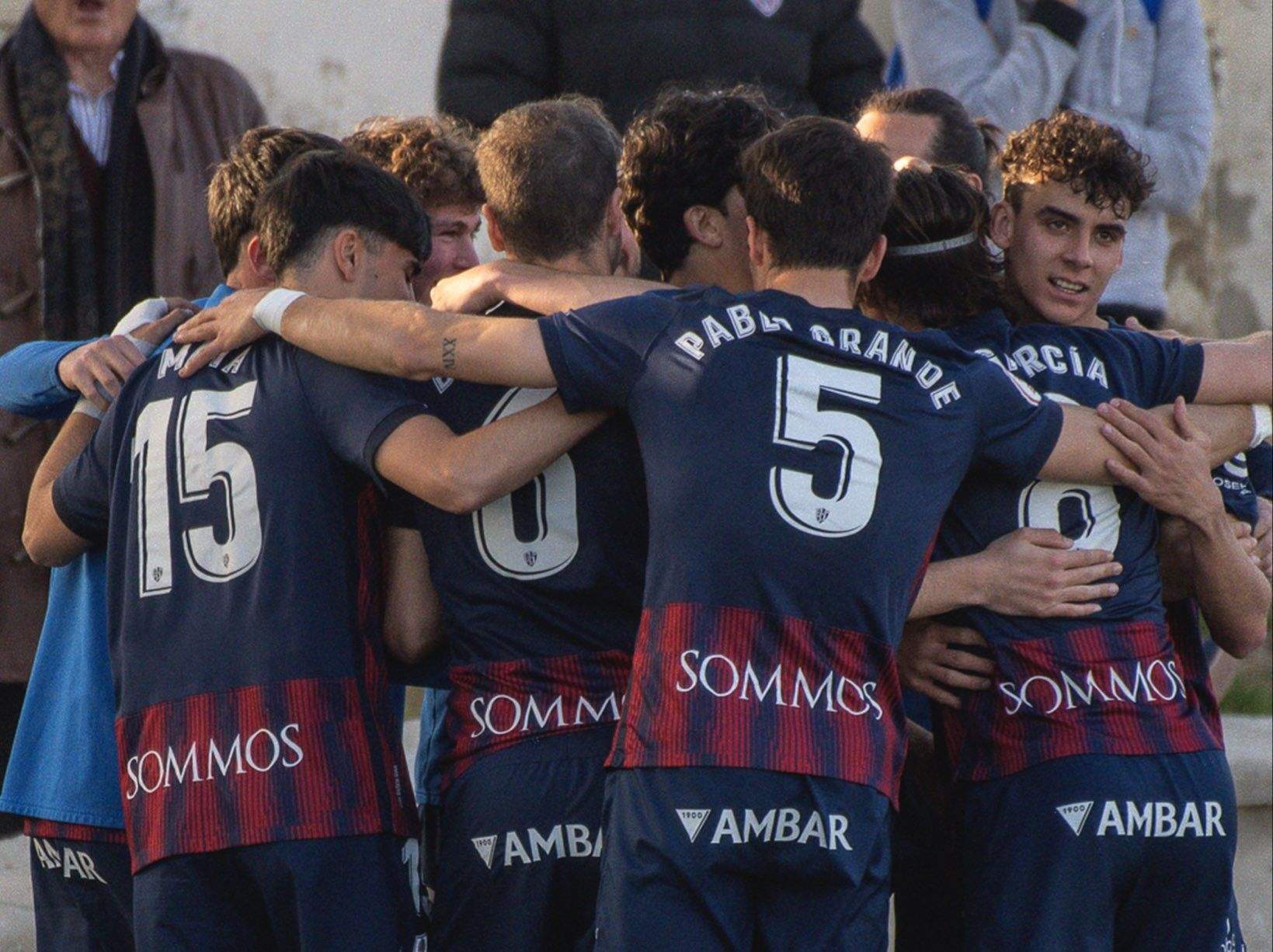 Los jugadores del Huesca B celebran uno de los dos goles ante el Monzón. Foto: SD Huesca B