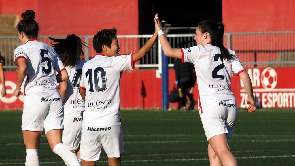 Las jugadoras del Huesca celebran uno de los goles ante el Sporting Santa Ponsa.