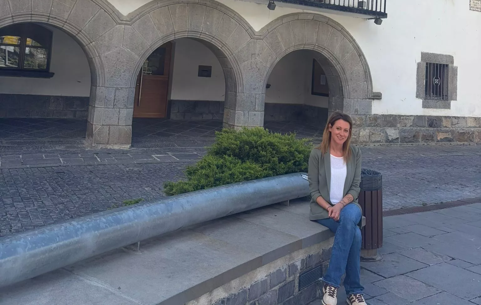 Lorena Cajal con el Ayuntamiento de Biescas detrás