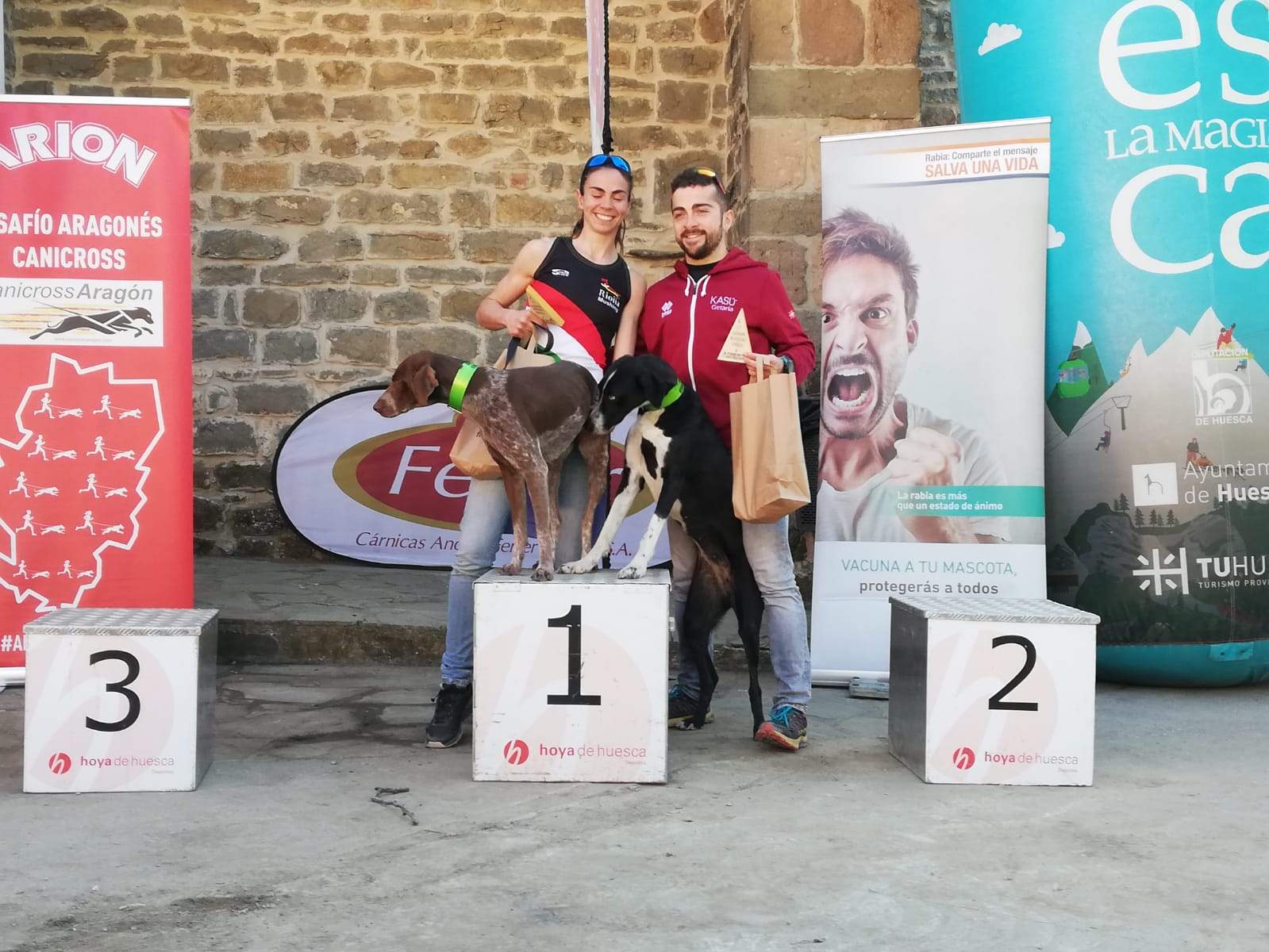 Josu Gálvez y María Marín, los mejores en Arguis con sus perros.