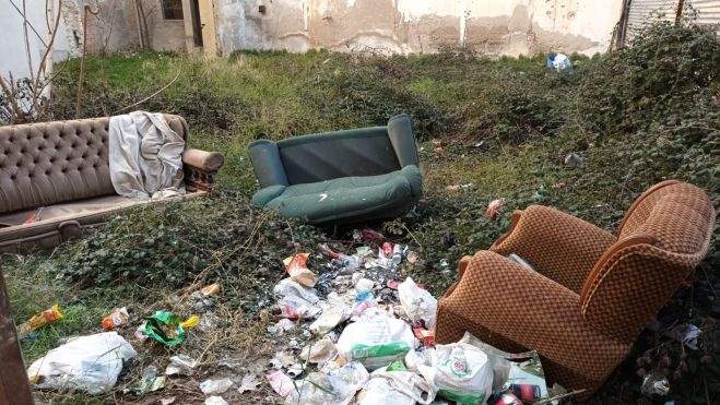Sofás y mucha basura tirada en el solar Sofás y mucha basura tirada en el solar
