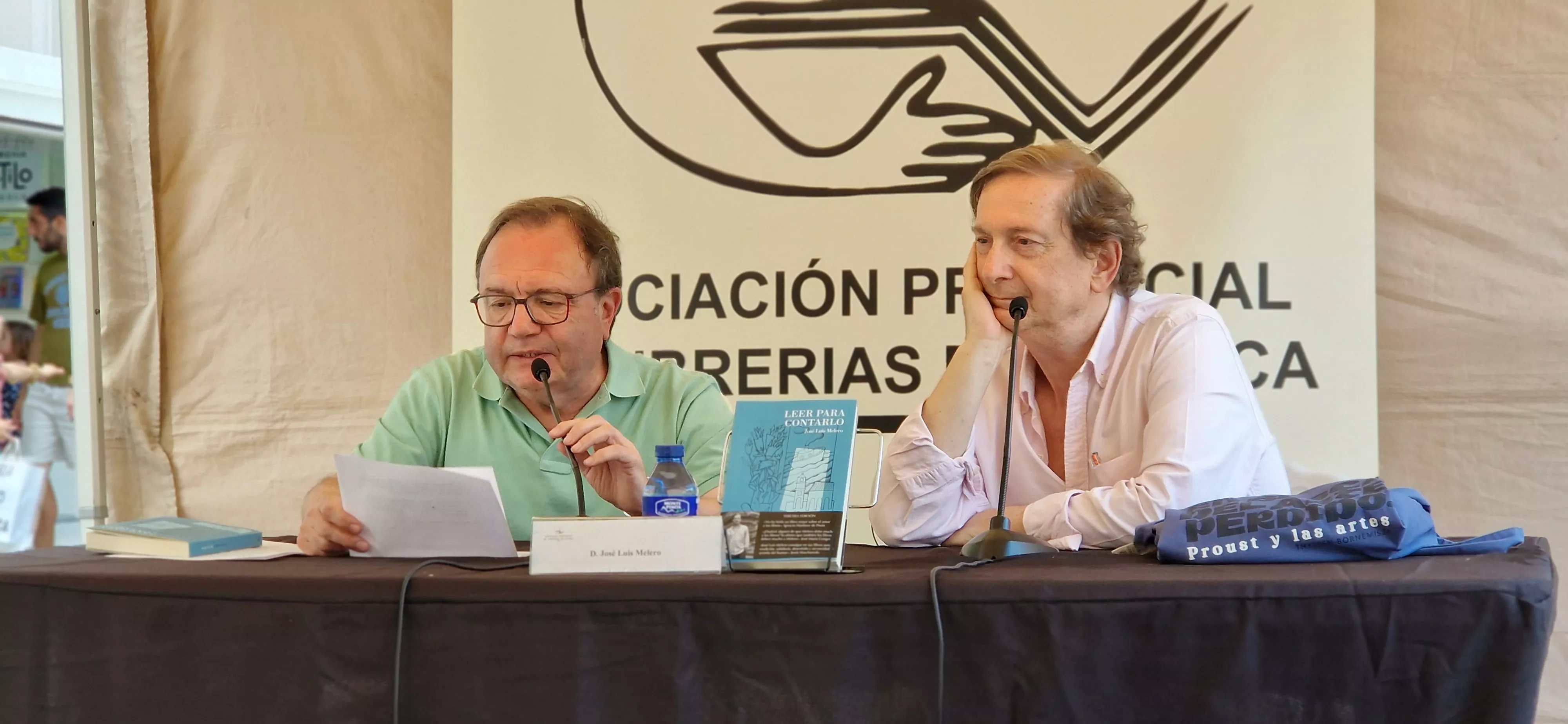 José Domingo Dueñas y José Luis Melero, en la 42ª Feria del Libro de Huesca. Foto Myriam Martínez