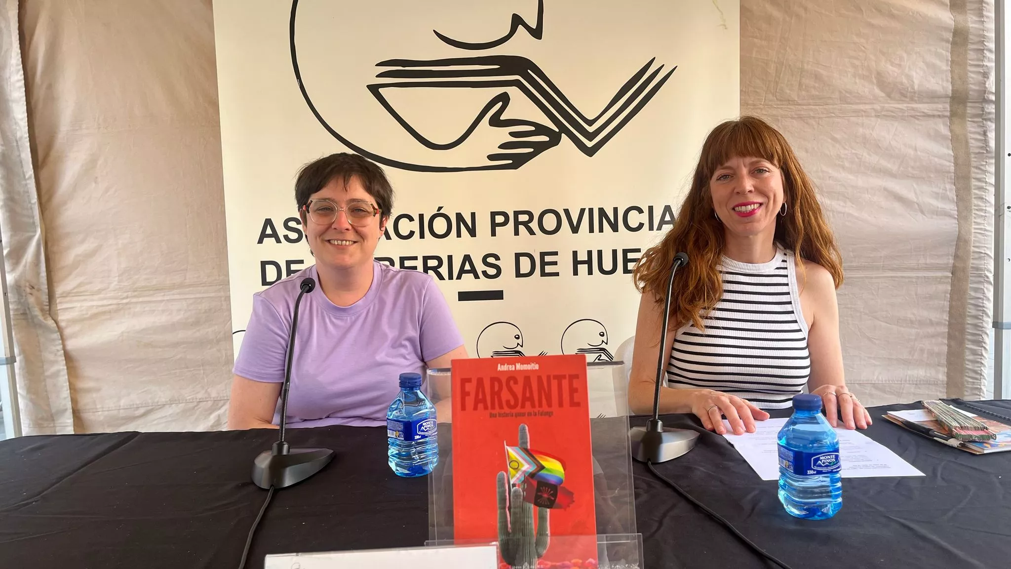 Andrea Momoitio y Secún Marías en la presentación del 'Farsante' en la 42 Feria del Libro de Huesca. Foto Mercedes Manterola