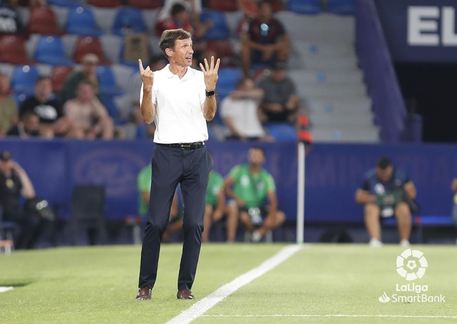Cuco Ziganda en la banda del Ciutat de Valencia. Foto: LaLiga