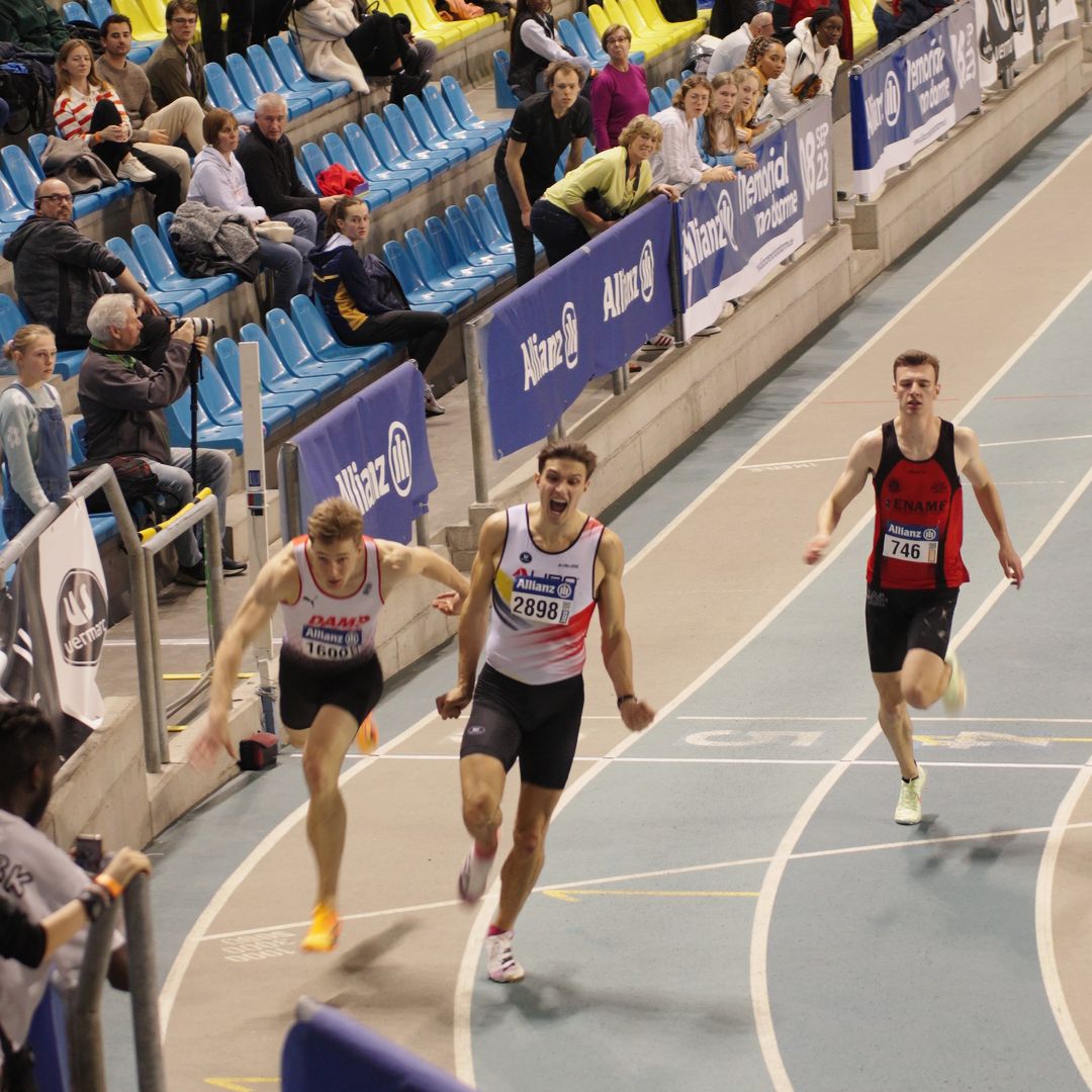 Iguacel, en el centro, al llegar a meta ganador.