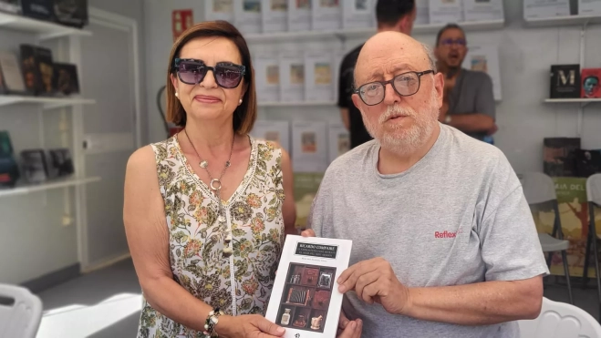 María Jesús Hernández y Enrique Chabier Compairé en la Feria del Libro. Foto Mercedes Manterola María Jesús Hernández y Enrique Chabier Compairé en la Feria del Libro. Foto Mercedes Manterola
