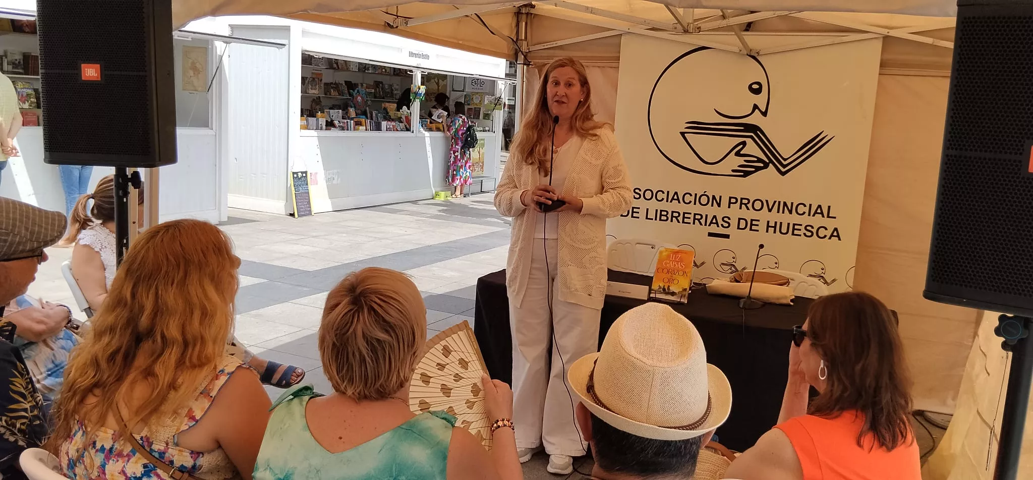 Luz Gabás en la presentación de Corazón de Oro en la Feria del Libro de Huesca