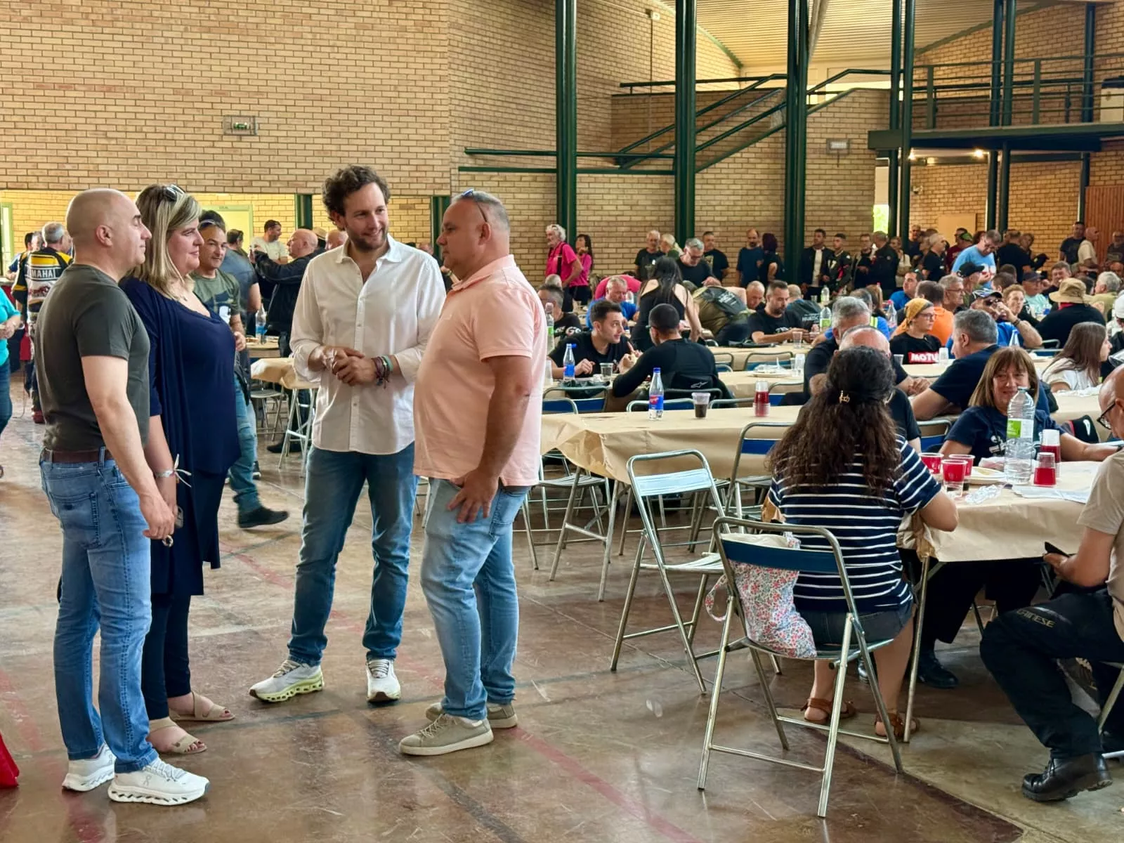Isaac Claver con la alcaldesa de Estadilla, Pilar Lleyda, y miembros de la organización