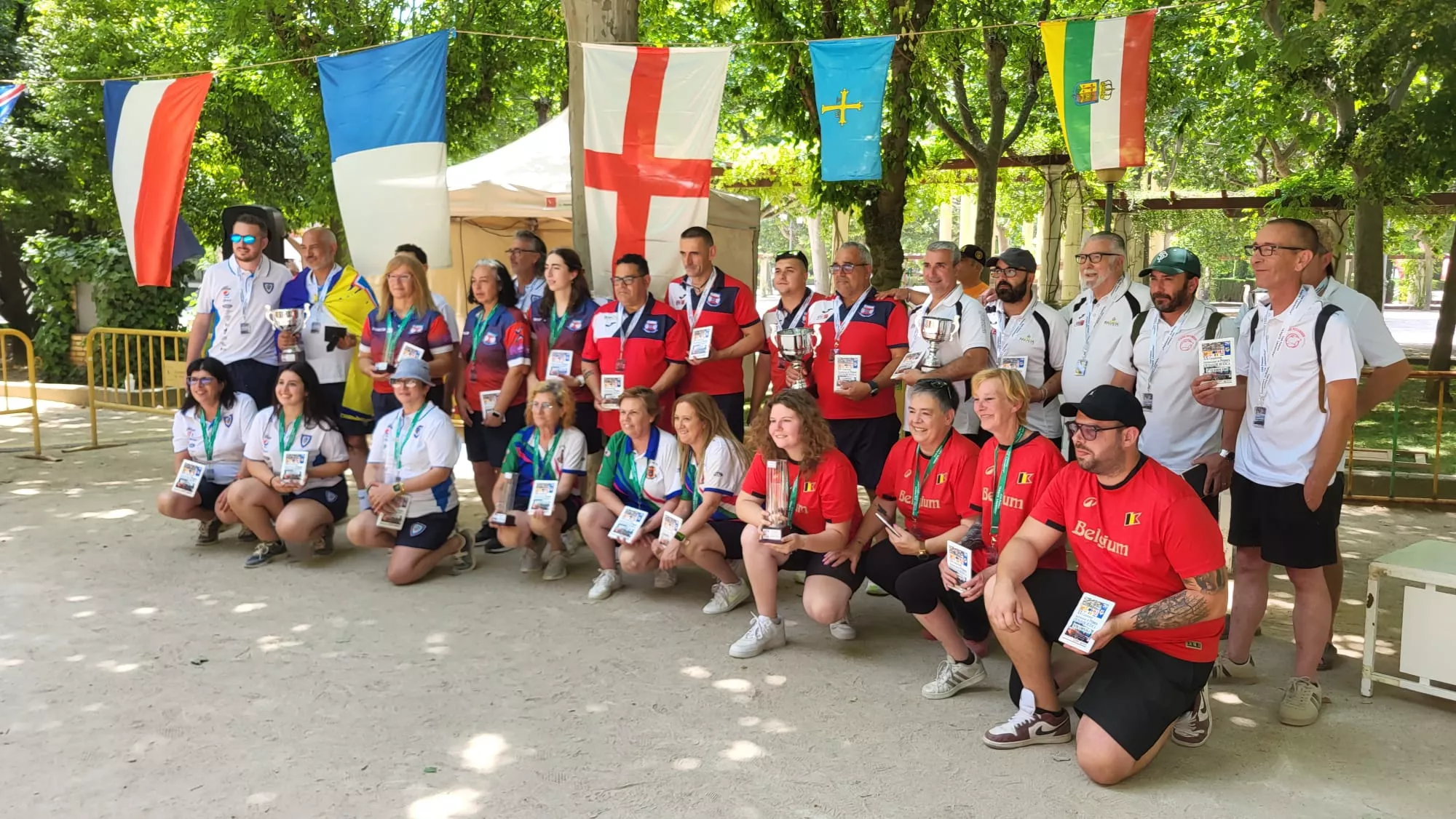 Fotografía de familia del cuadro de honor del XX Campeonato Internacional de Petanca Ciudad de Huesca