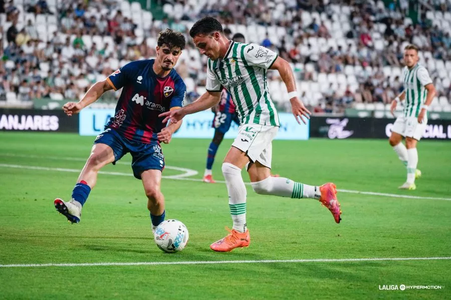 Javi Mier intenta defender en una acción. El Huesca cierra la persiana de su pobre temporada con un empate de orgullo en Córdoba (1-1). Foto: LaLiga