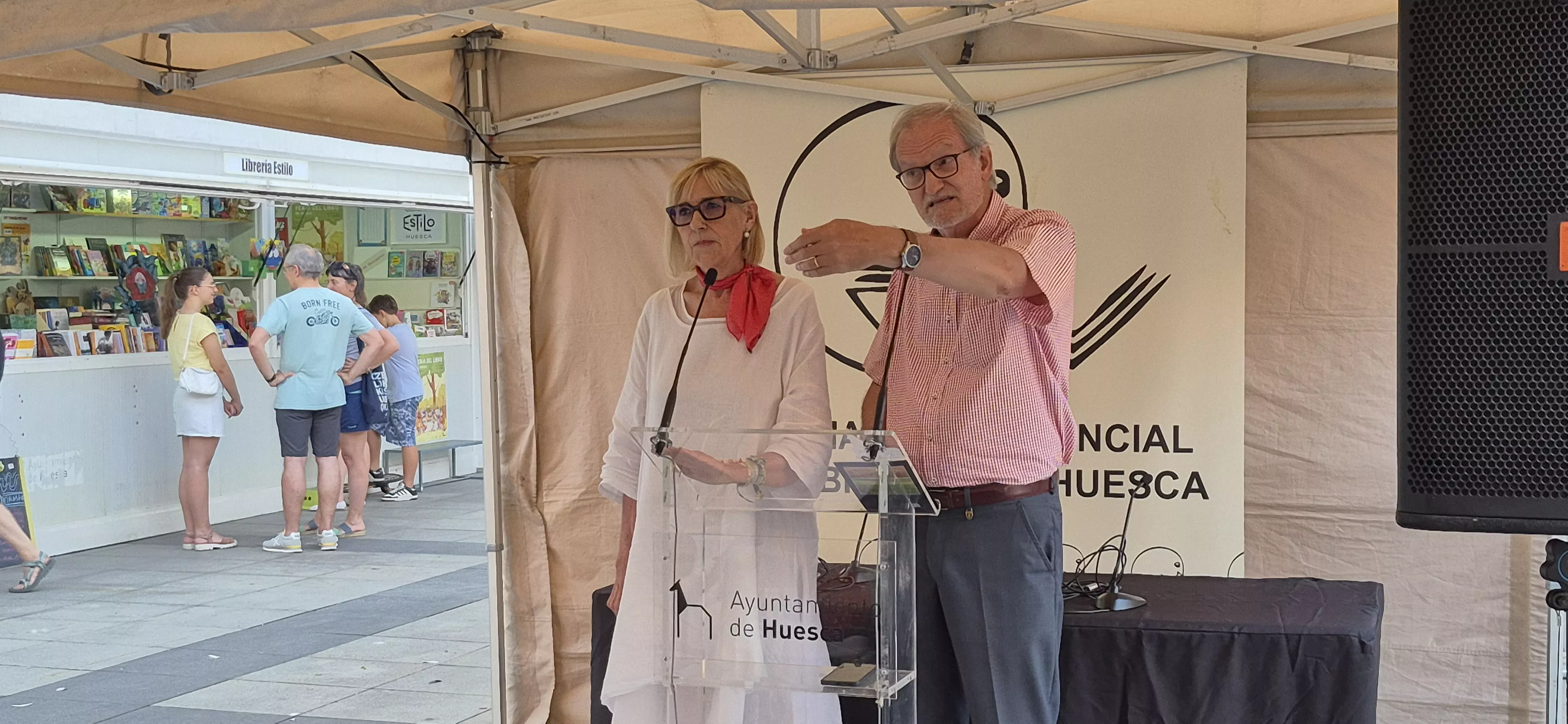 María Jesús Lamora y José Antonio Adell. 42ª Feria del Libro de Huesca. Foto Myriam Martínez