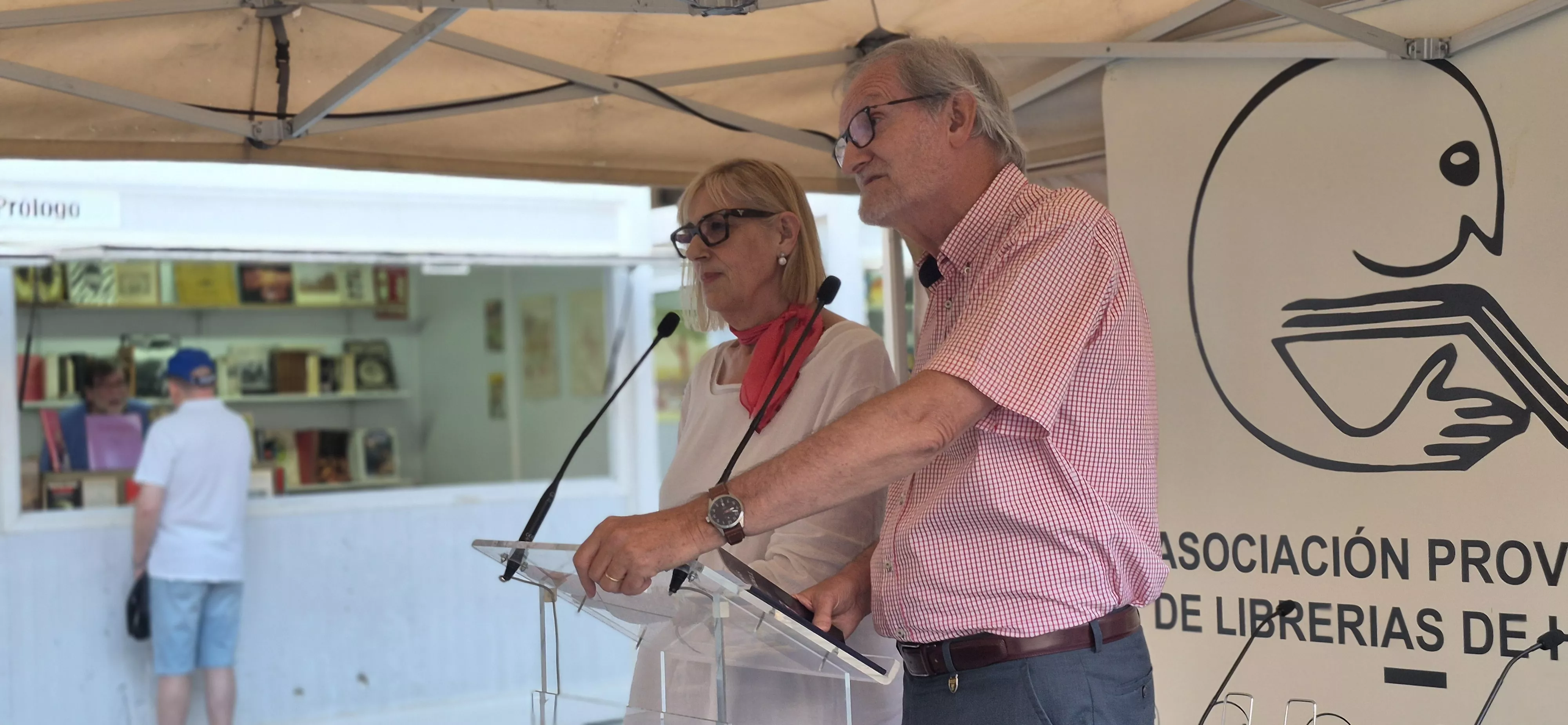 María Jesús Lamora y José Antonio Adell. 42ª Feria del Libro de Huesca. Foto Myriam Martínez