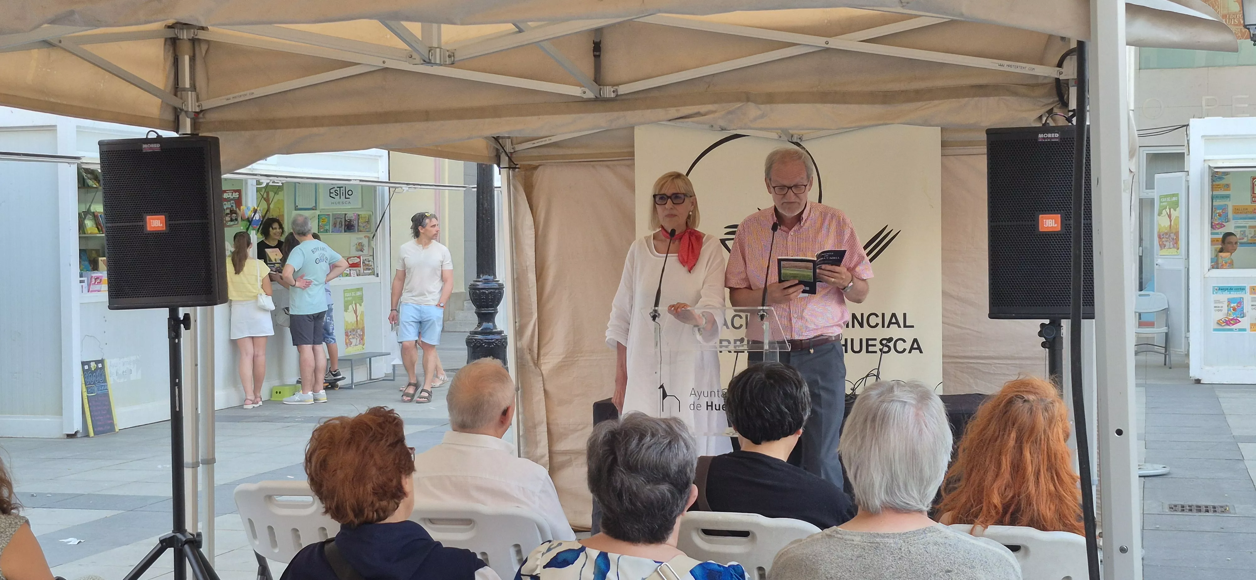 María Jesús Lamora y José Antonio Adell. 42ª Feria del Libro de Huesca. Foto Myriam Martínez
