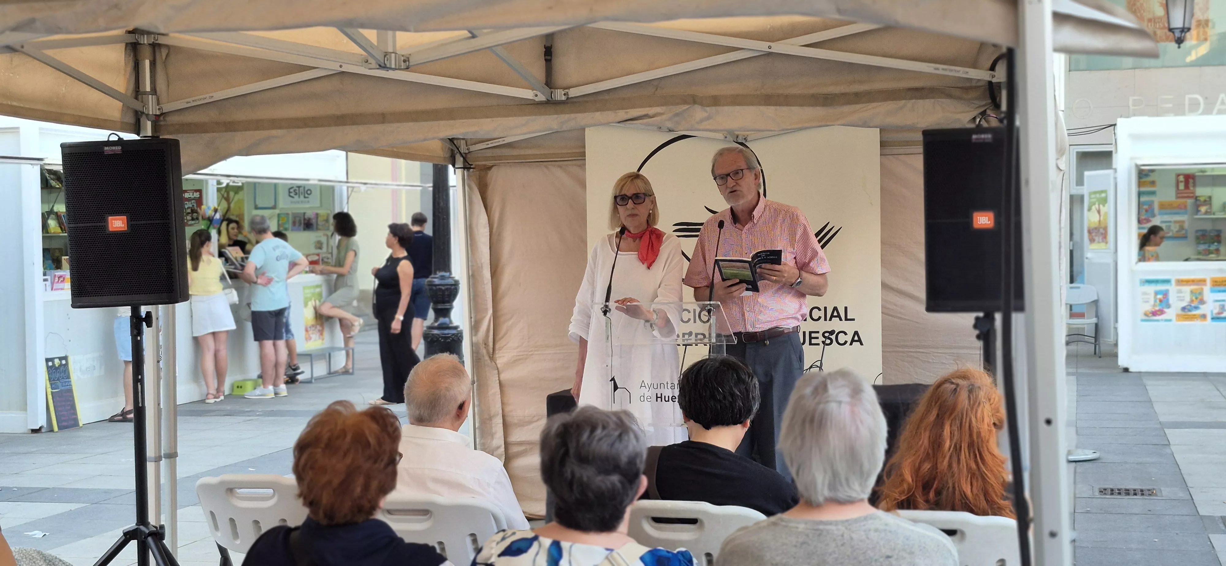 María Jesús Lamora y José Antonio Adell. 42ª Feria del Libro de Huesca. Foto Myriam Martínez