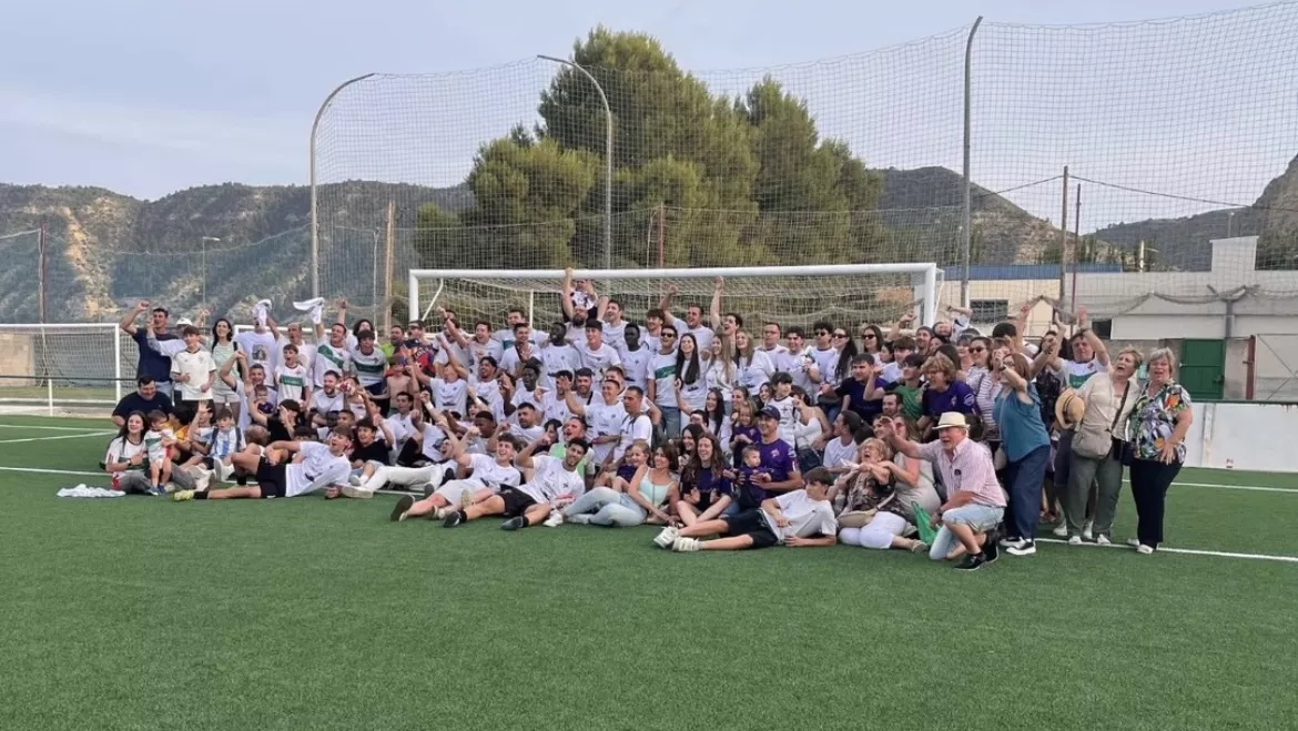 Lanaja celebra el campeonato y consiguiente ascenso.
