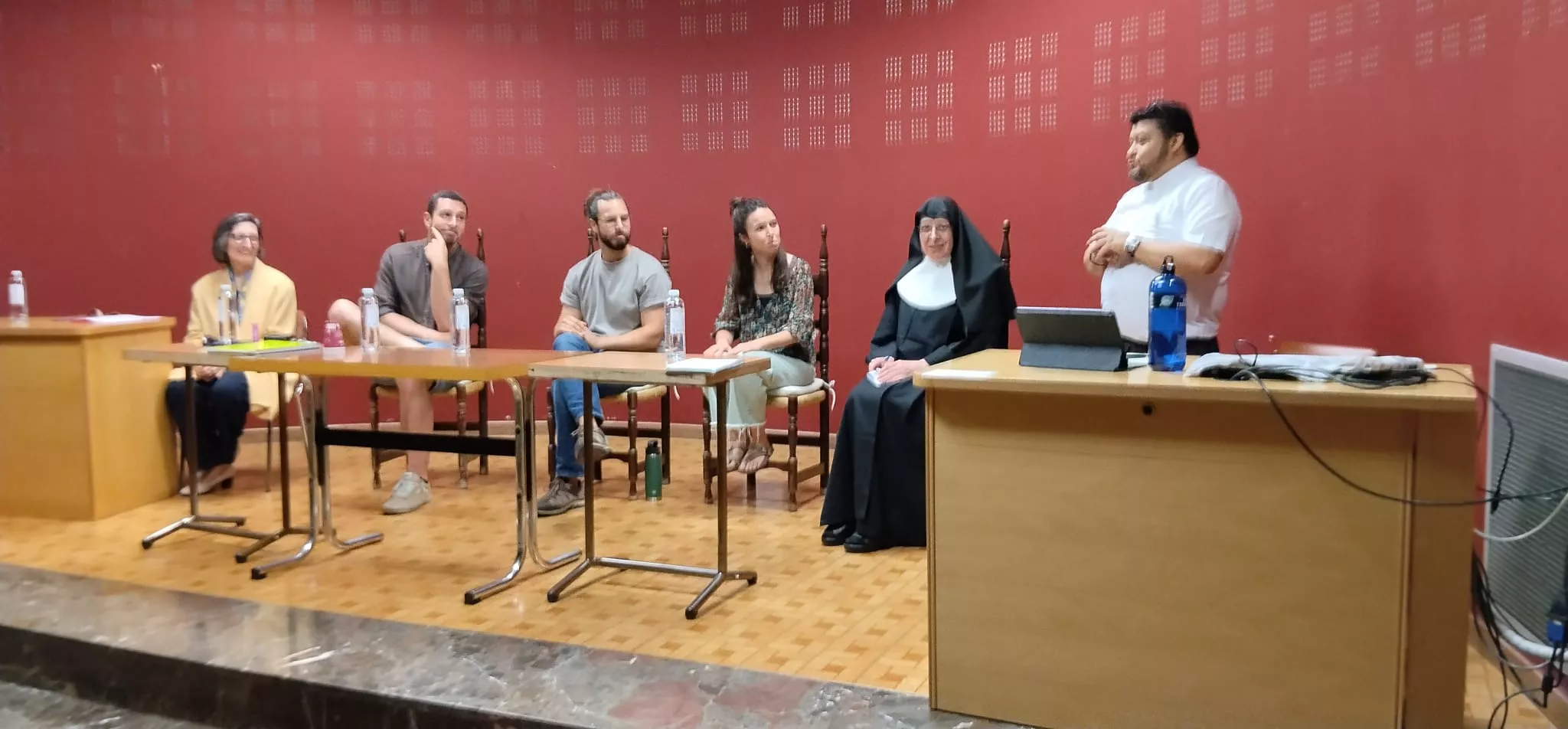 El sacerdote Wilson Ascensio se dirige a los presentes en la jornada sobre La compasión del samaritano en Santa Ana