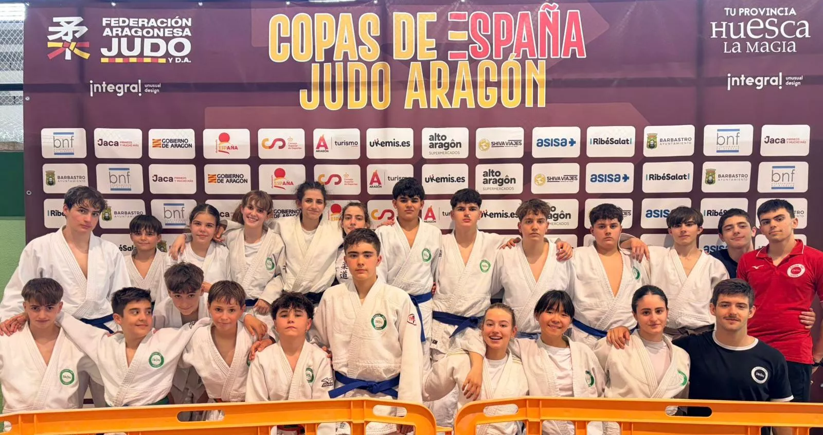 Cadetes e infantiles de la Escuela Ibón en Jaca. Cadetes e infantiles de la Escuela Ibón en Jaca.