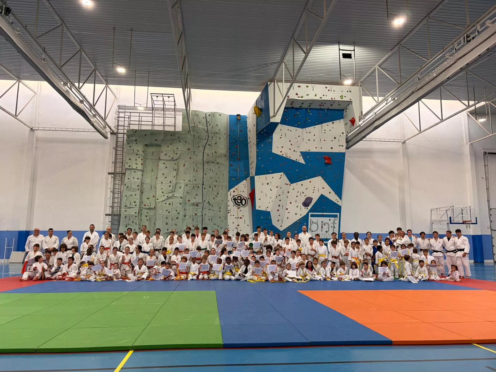 Foto de familia del Club Judo Binéfar.