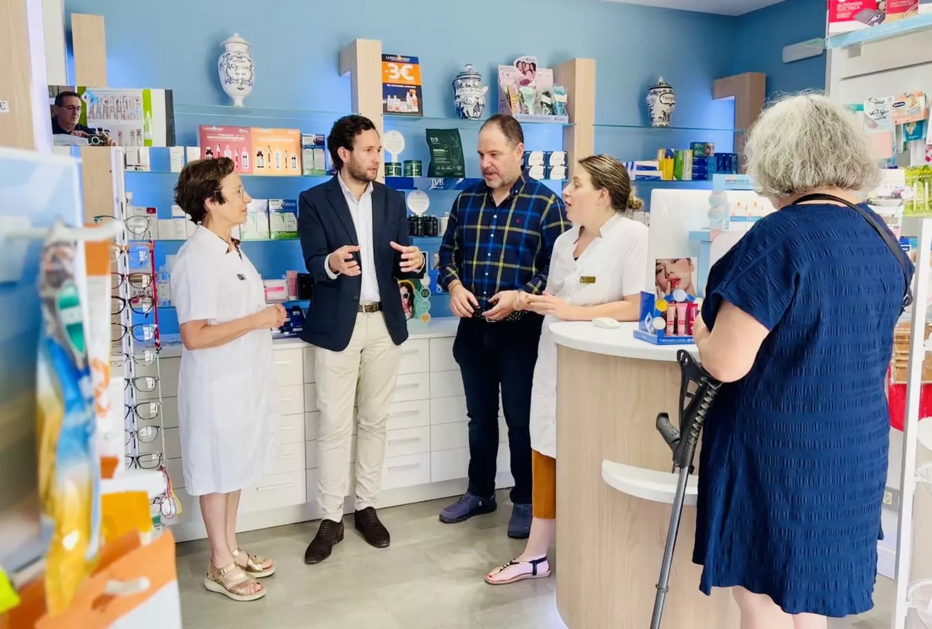 Isaac Claver en su visita a la farmacia de Almunia de San Juan