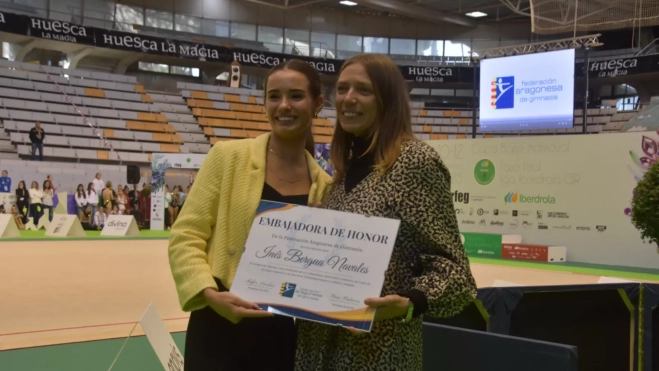 Inés Bergua y Máfer Lardiés cuando la gimnasta fue nombrada Embajadora de Honor de la Federación.