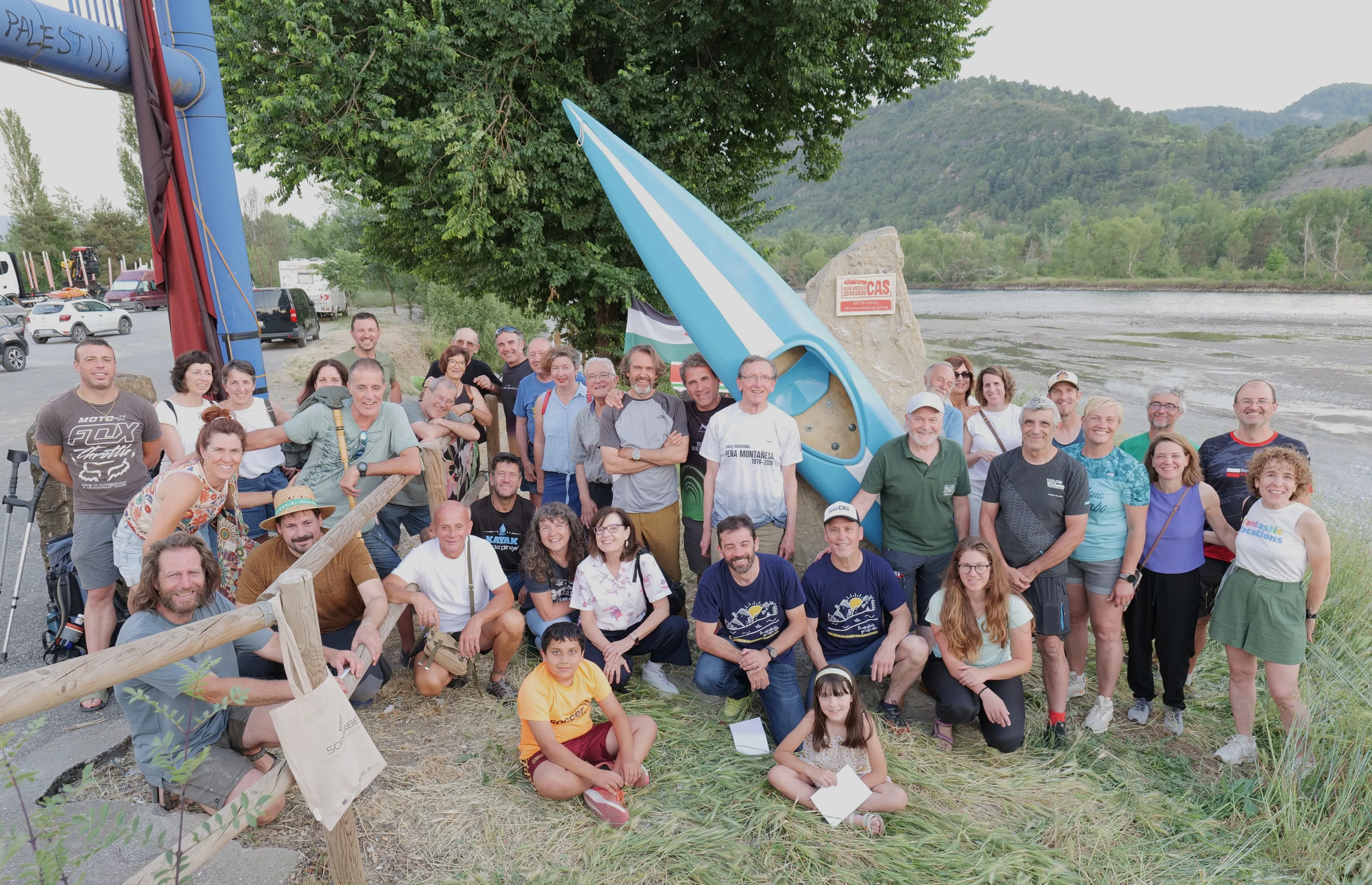 FOTO DE FAMILIA JUNTO AL MONOLITO