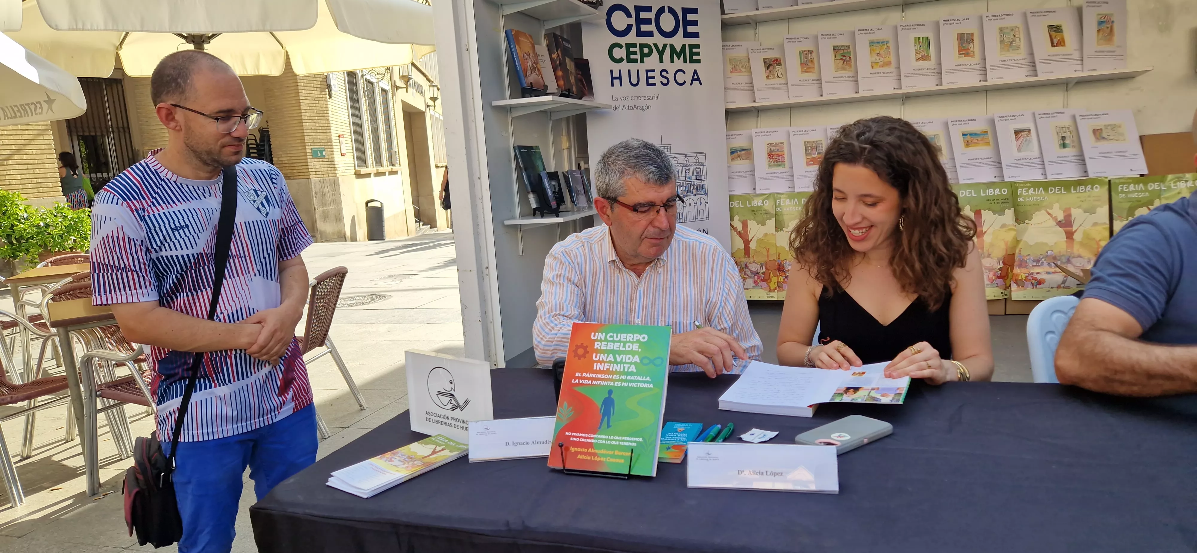 Ignacio Almudévar y Alicia López. 42 Feria del Libro de Huesca el lunes 1 de junio. Foto Myriam Martínez