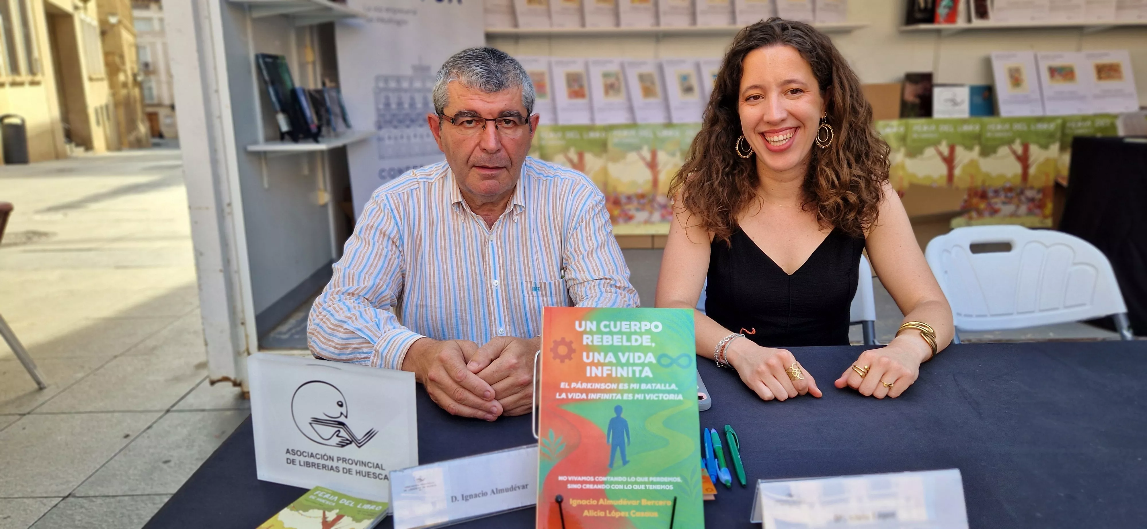 Ignacio Almudévar y Alicia López. 42 Feria del Libro de Huesca el lunes 1 de junio. Foto Myriam Martínez