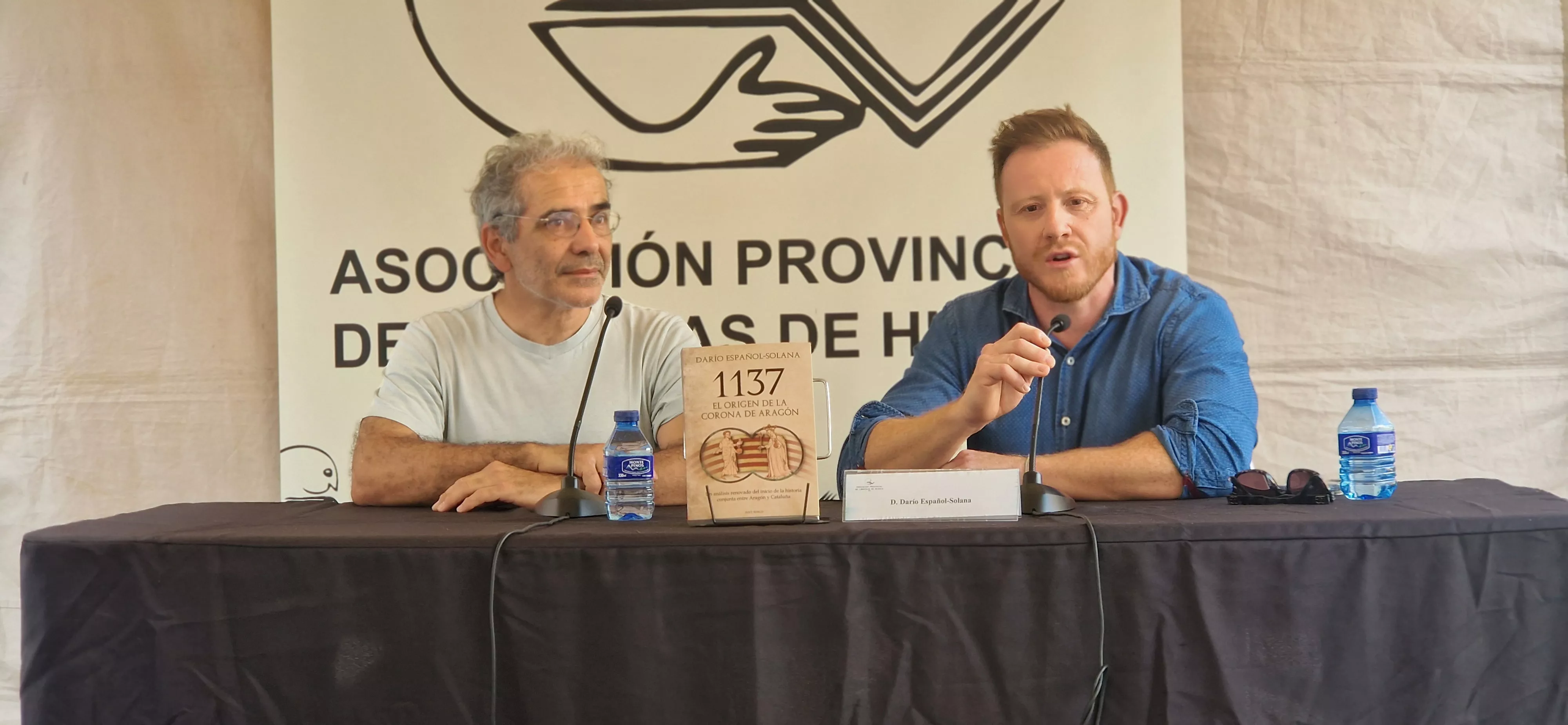 Juan Rodríguez y Darío Español-Solana. 42 Feria del Libro de Huesca el lunes 1 de junio. Foto Myriam Martínez