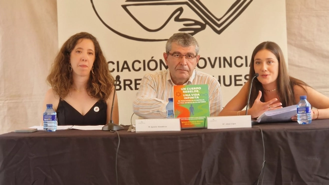 Alicia López, Ignacio Almudévar y Marta. 42 Feria del Libro de Huesca el lunes 1 de junio. Foto Myriam Martínez Alicia López, Ignacio Almudévar y Marta. 42 Feria del Libro de Huesca el lunes 1 de junio. Foto Myriam Martínez