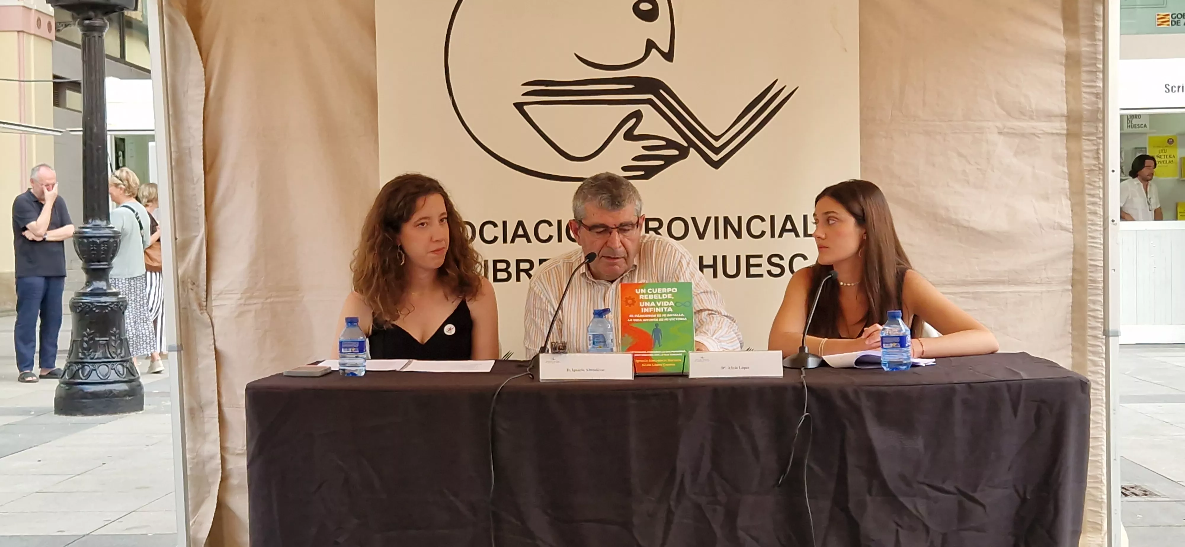 Alicia López, Ignacio Almudévar y Marta Navarro. 42 Feria del Libro de Huesca el lunes 1 de junio. Foto Myriam Martínez