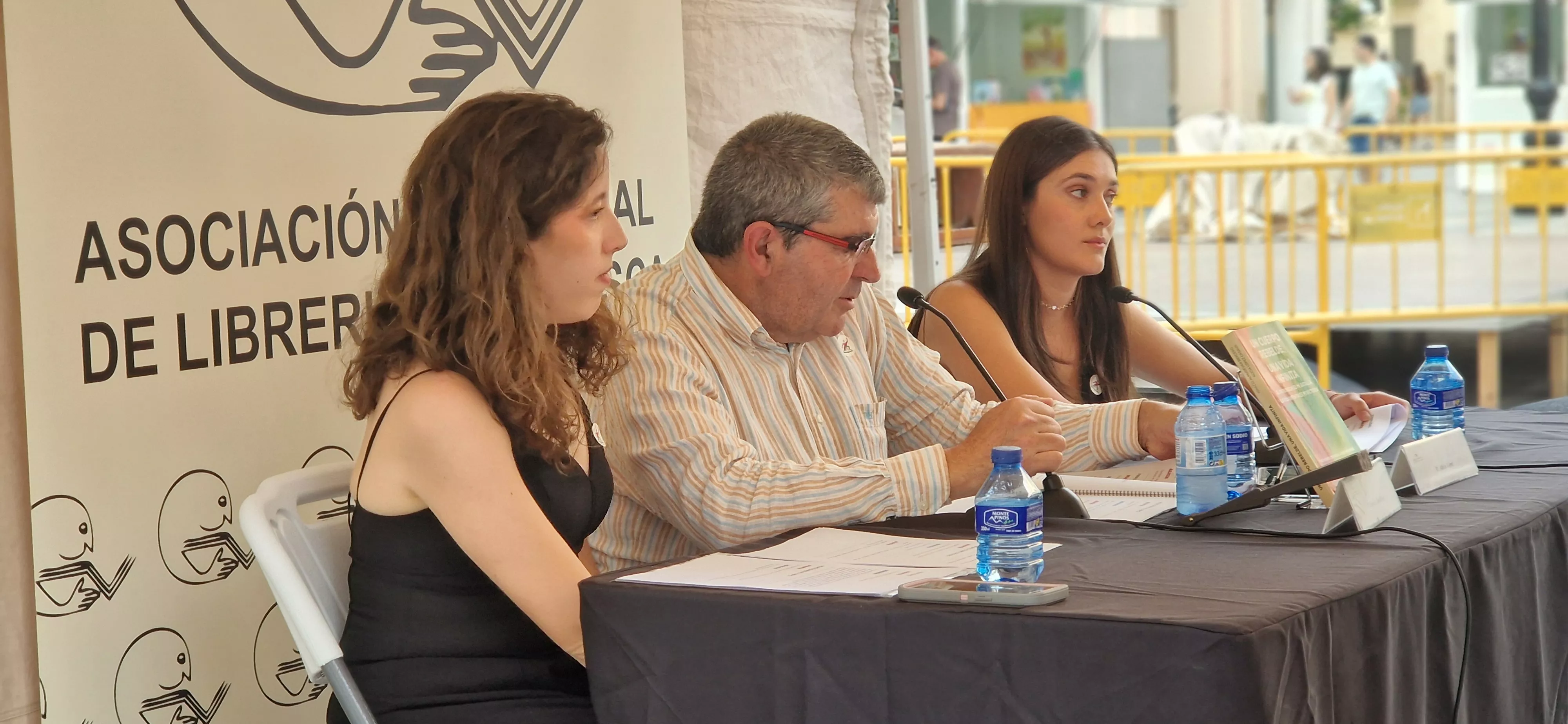 Alicia López, Ignacio Almudévar y Marta Navarro. 42 Feria del Libro de Huesca el lunes 1 de junio. Foto Myriam Martínez