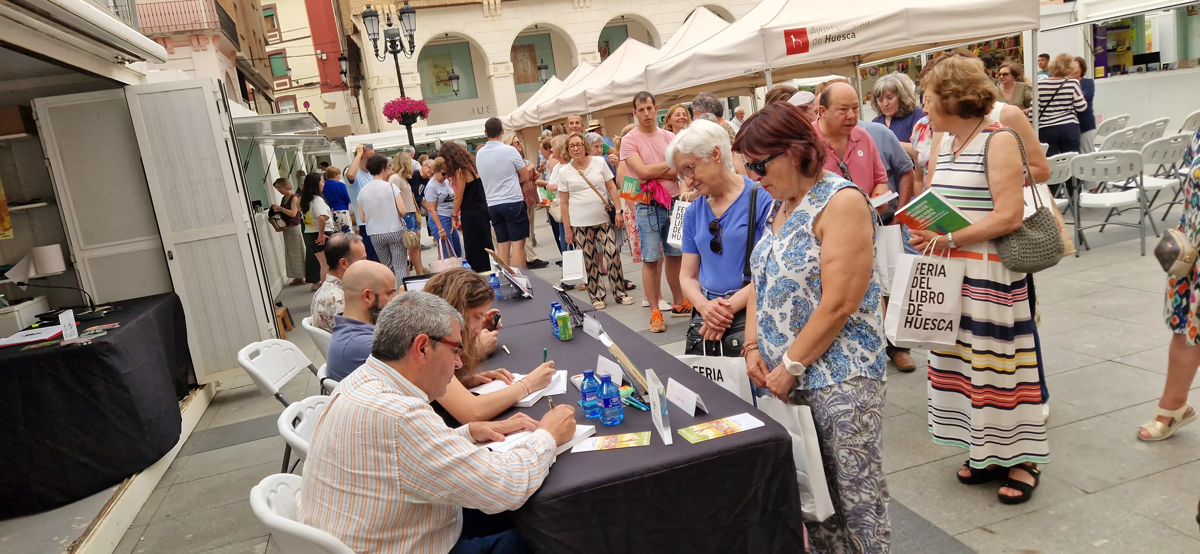 Alicia López e Ignacio Almudévar, firmando ejemplares en la 42ª Feria del Libro de Huesca. Foto Myriam Martínez