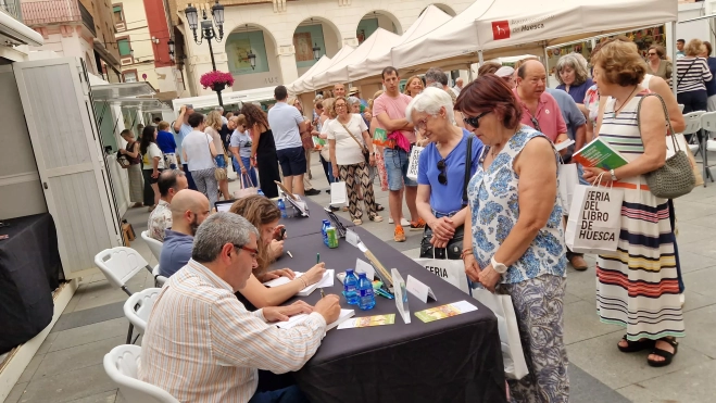 Alicia López e Ignacio Almudévar, firmando ejemplares en la 42ª Feria del Libro de Huesca. Foto Myriam Martínez Alicia López e Ignacio Almudévar, firmando ejemplares en la 42ª Feria del Libro de Huesca. Foto Myriam Martínez