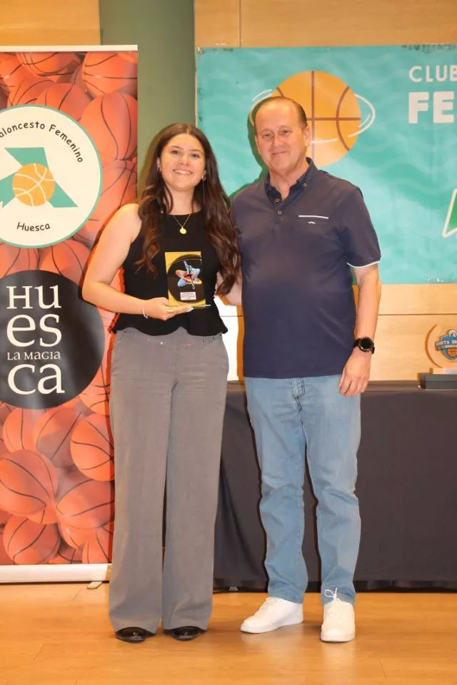Junior Claudia Oliva