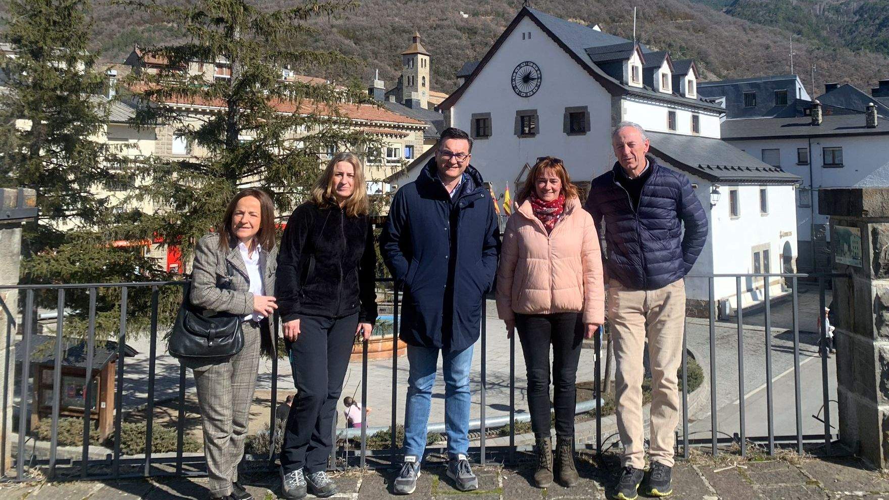 Esperanza López, Raquel Betanzos, Roque Vicente, Nuria Pargada y Luis Estaún, en Biescas donde se ha celebrado una reunión del PAR.