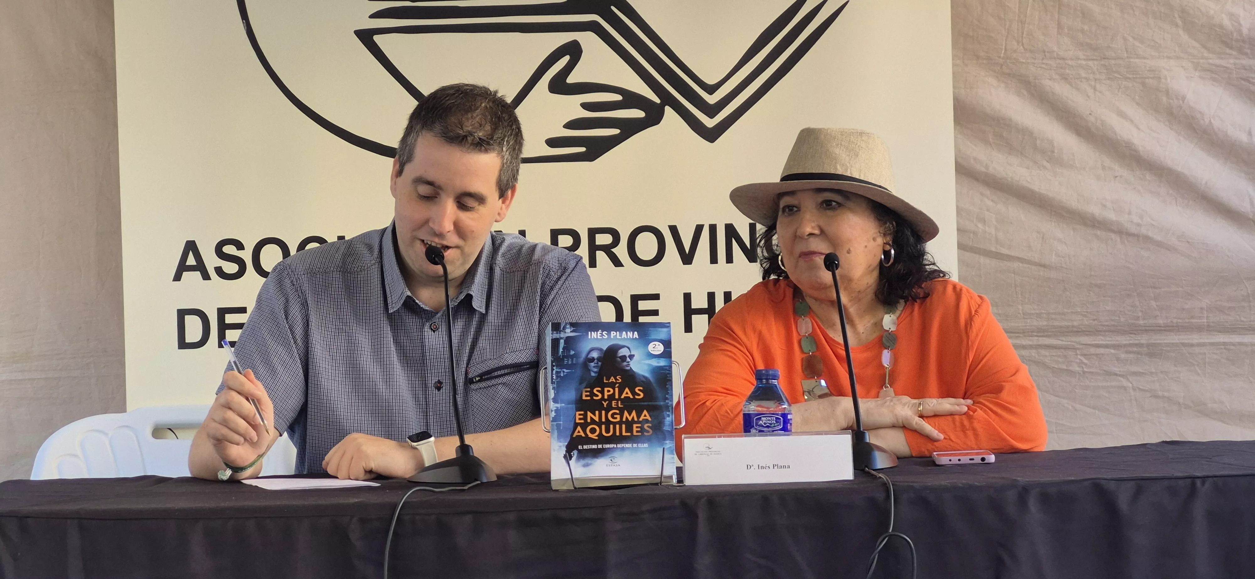 Jorge Piedrafita e Inés Plana. 42 Feria del libro el martes 2 de junio. Foto Myriam Martínez