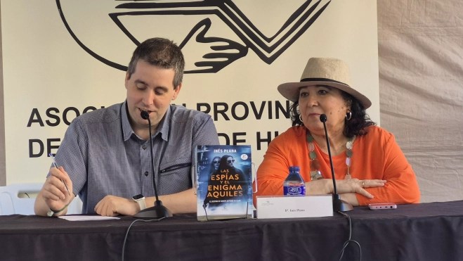 Jorge Piedrafita e Inés Plana. 42 Feria del libro el martes 2 de junio. Foto Myriam Martínez Jorge Piedrafita e Inés Plana. 42 Feria del libro el martes 2 de junio. Foto Myriam Martínez