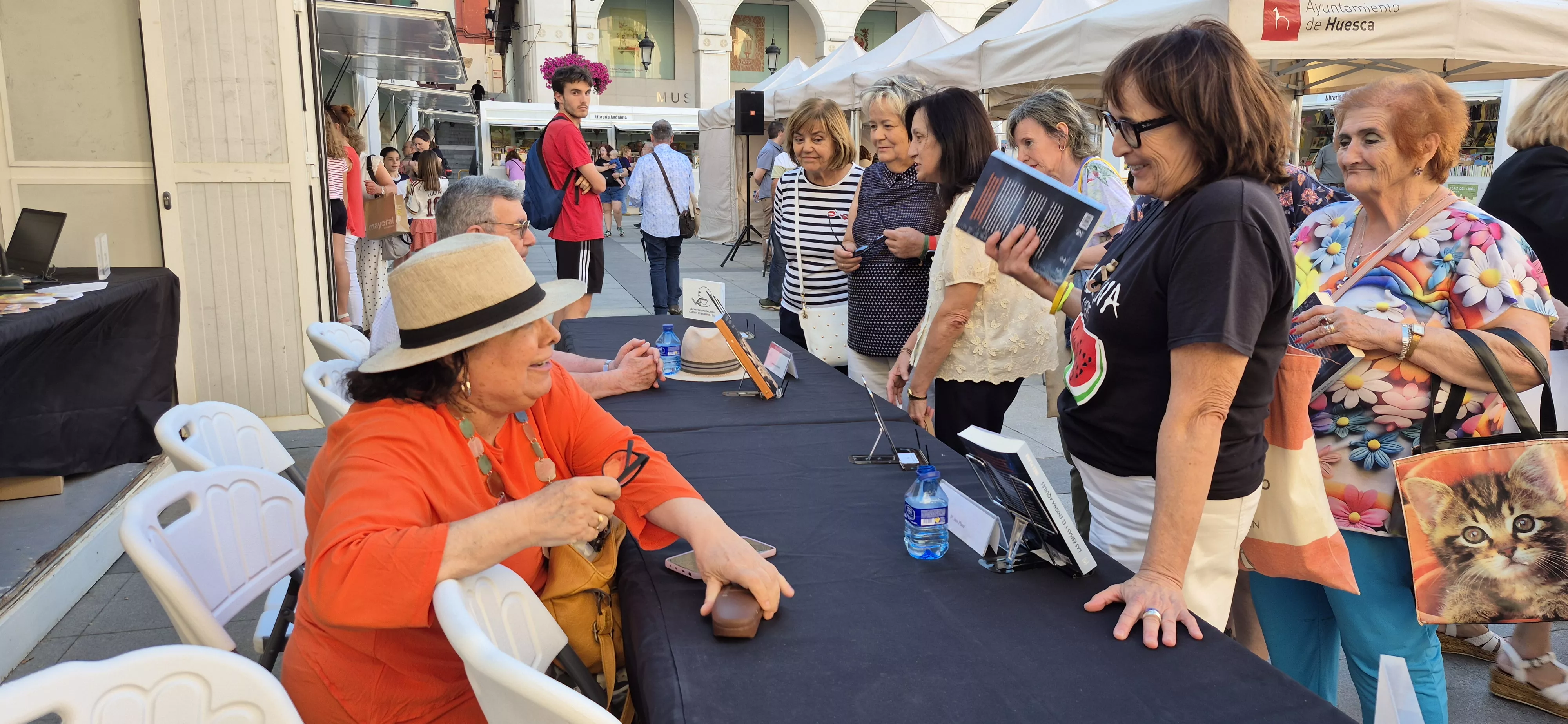 Inés Plana, firmando ejemplares en la 42 Feria del libro el martes 2 de junio. Foto Myriam Martínez