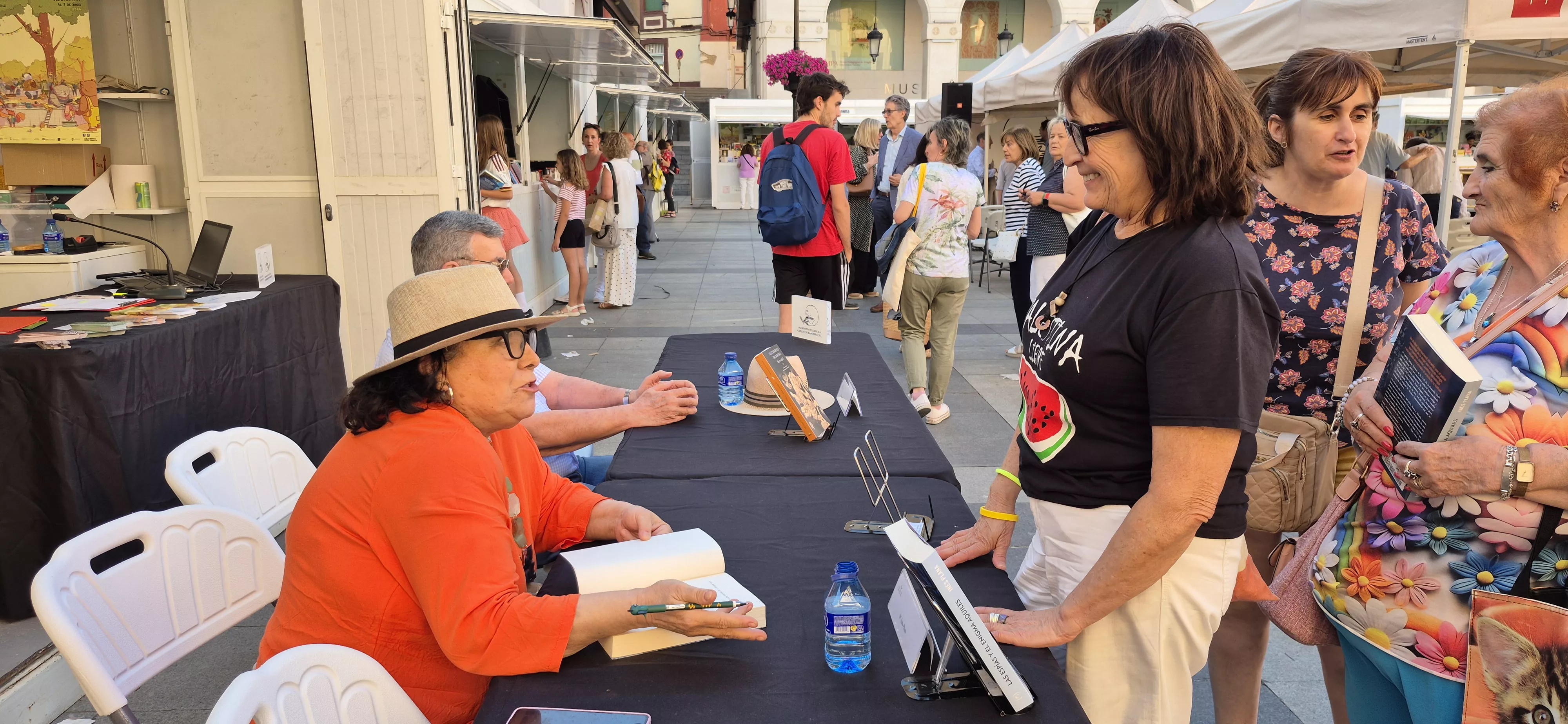 Inés Plana, firmando ejemplares en la 42 Feria del libro el martes 2 de junio. Foto Myriam Martínez
