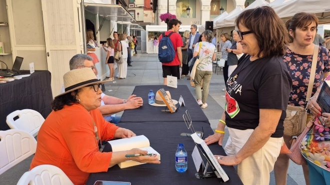 Inés Plana, firmando ejemplares en la 42 Feria del libro el martes 2 de junio. Foto Myriam Martínez Inés Plana, firmando ejemplares en la 42 Feria del libro el martes 2 de junio. Foto Myriam Martínez