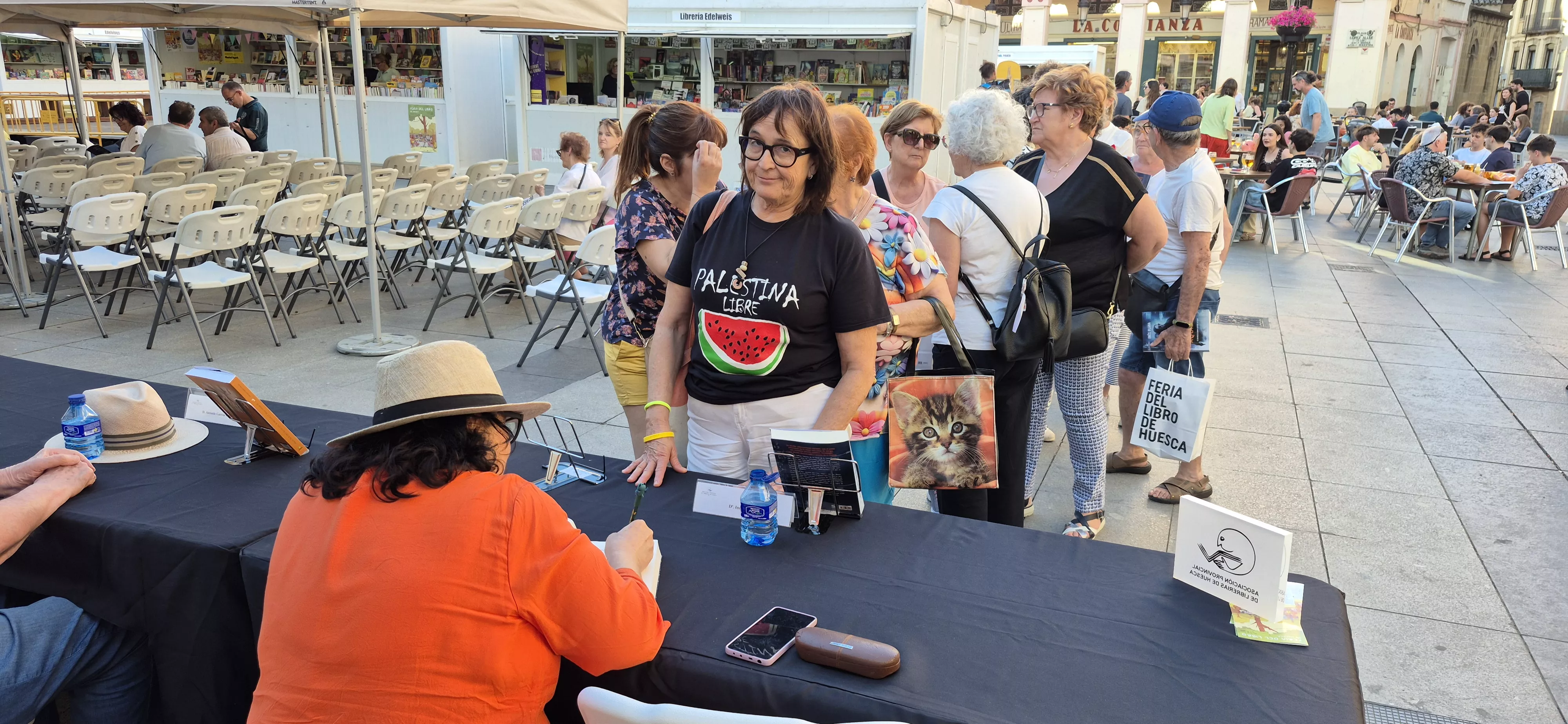 Inés Plana, firmando ejemplares en la 42 Feria del libro el martes 2 de junio. Foto Myriam Martínez