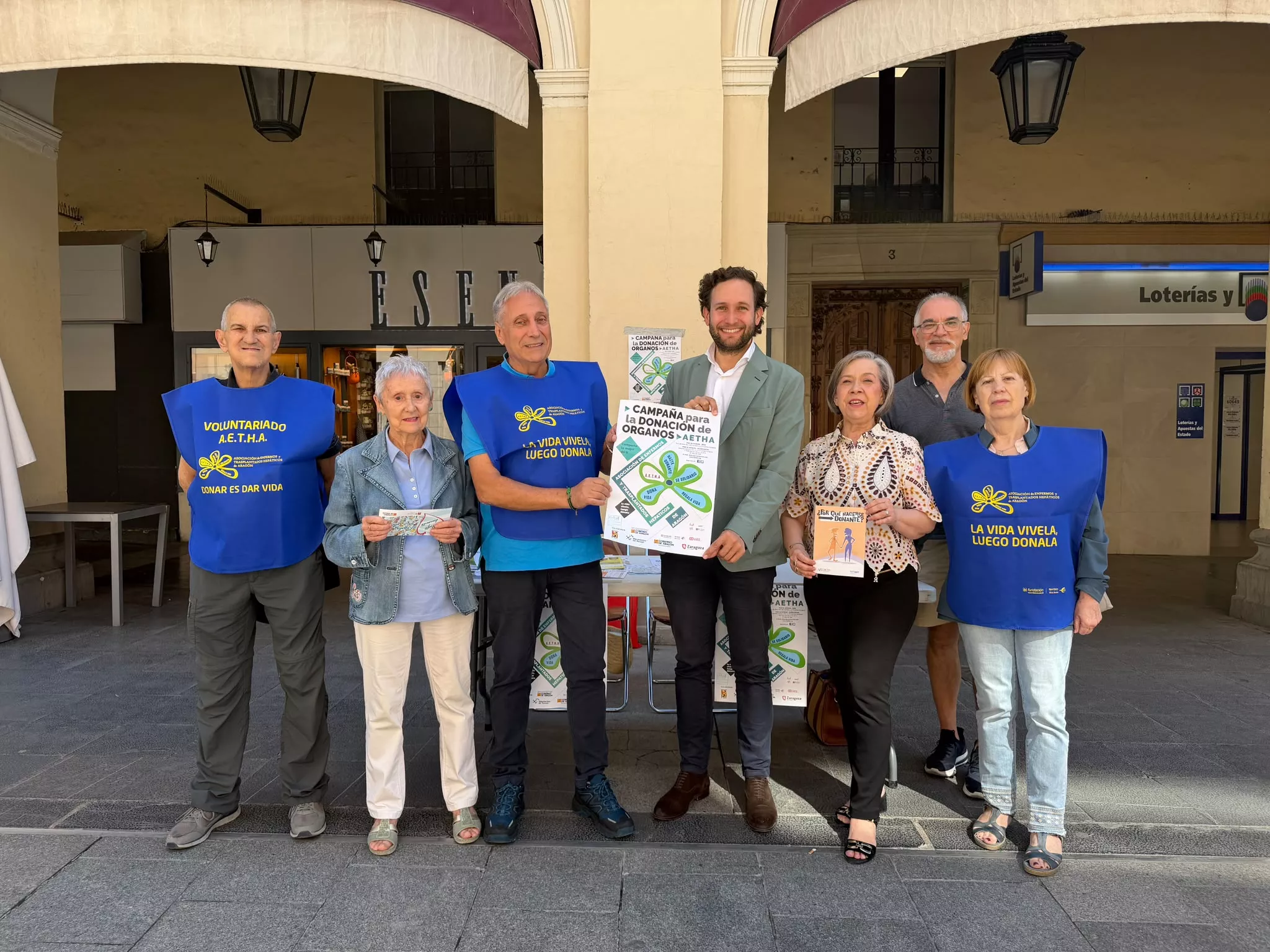 Isaac Claver con miembros de Alcer en los Porches de Galicia