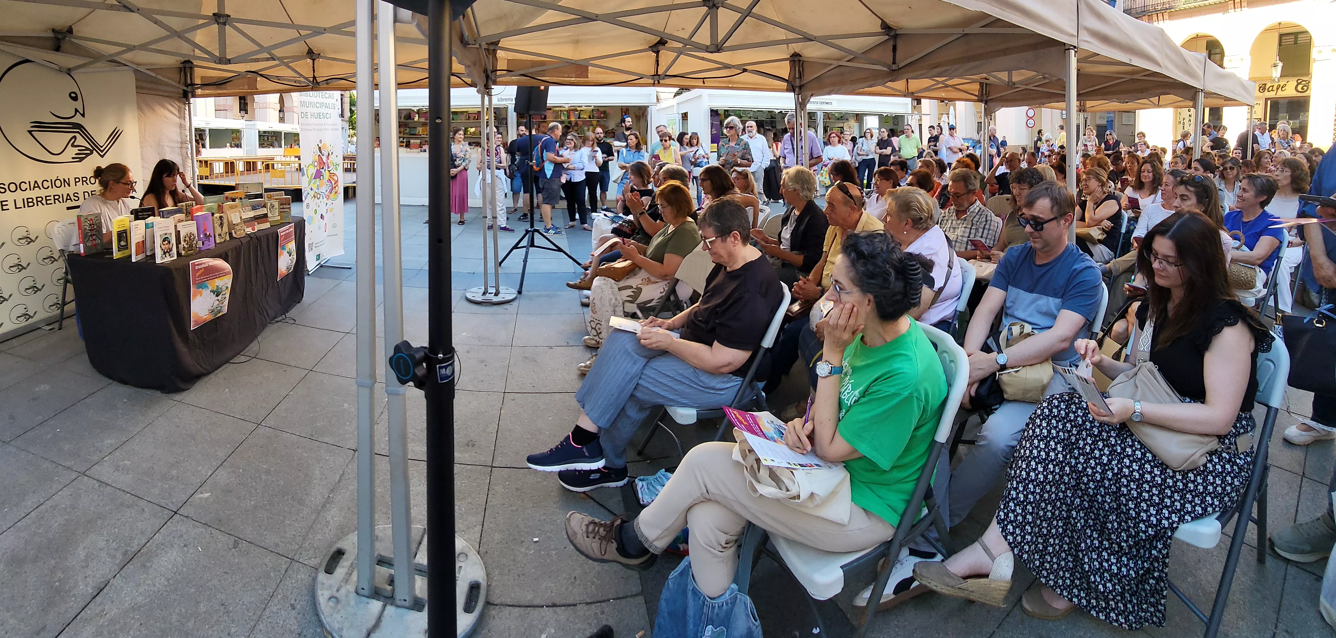 La Feria del Libro reúne a los clubes de lectura de Huesca en torno a sus libros favoritos. Foto Mercedes Manterola