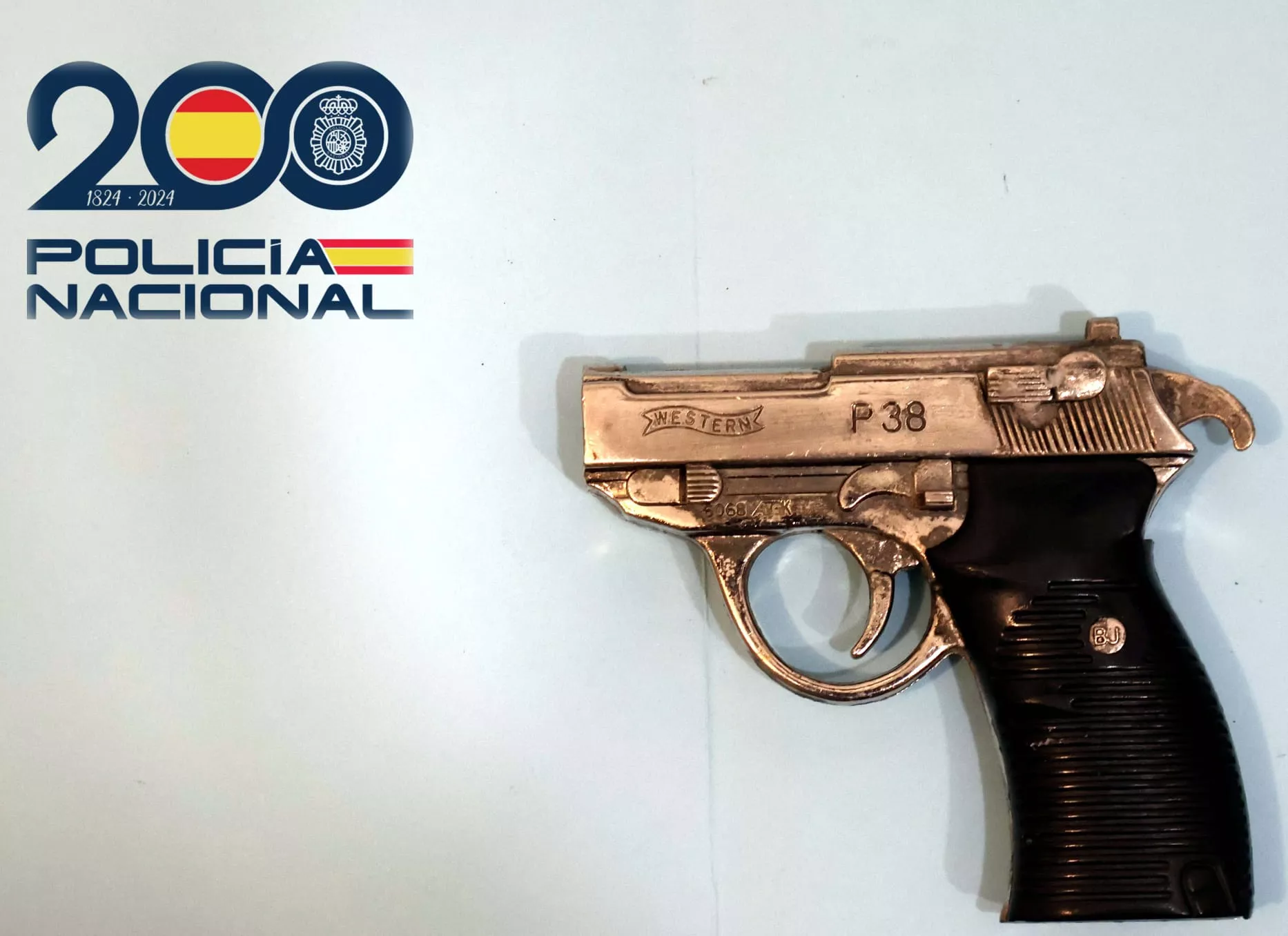 Imagen de la réplica de arma de fuego utilizada en el atraco en una sala de juegos de Huesca.