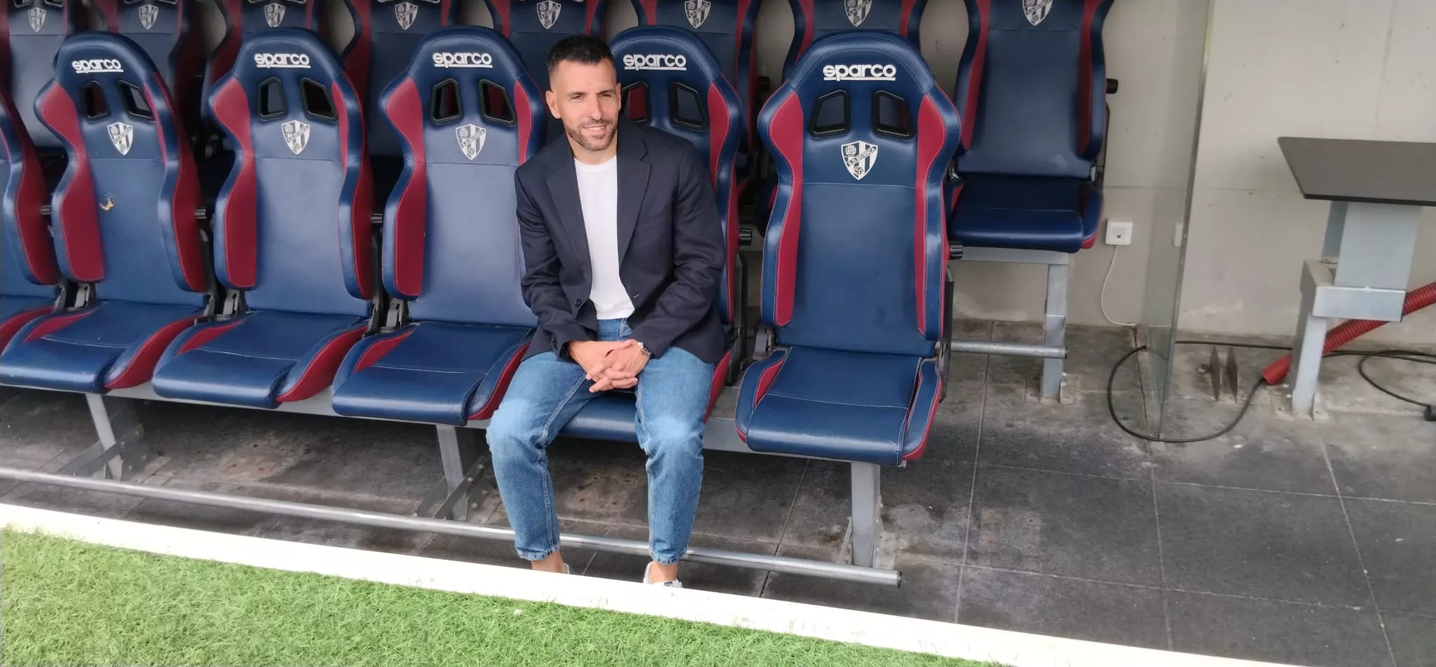 Raúl Jardiel, nuevo entrenador del Huesca, en su banquillo